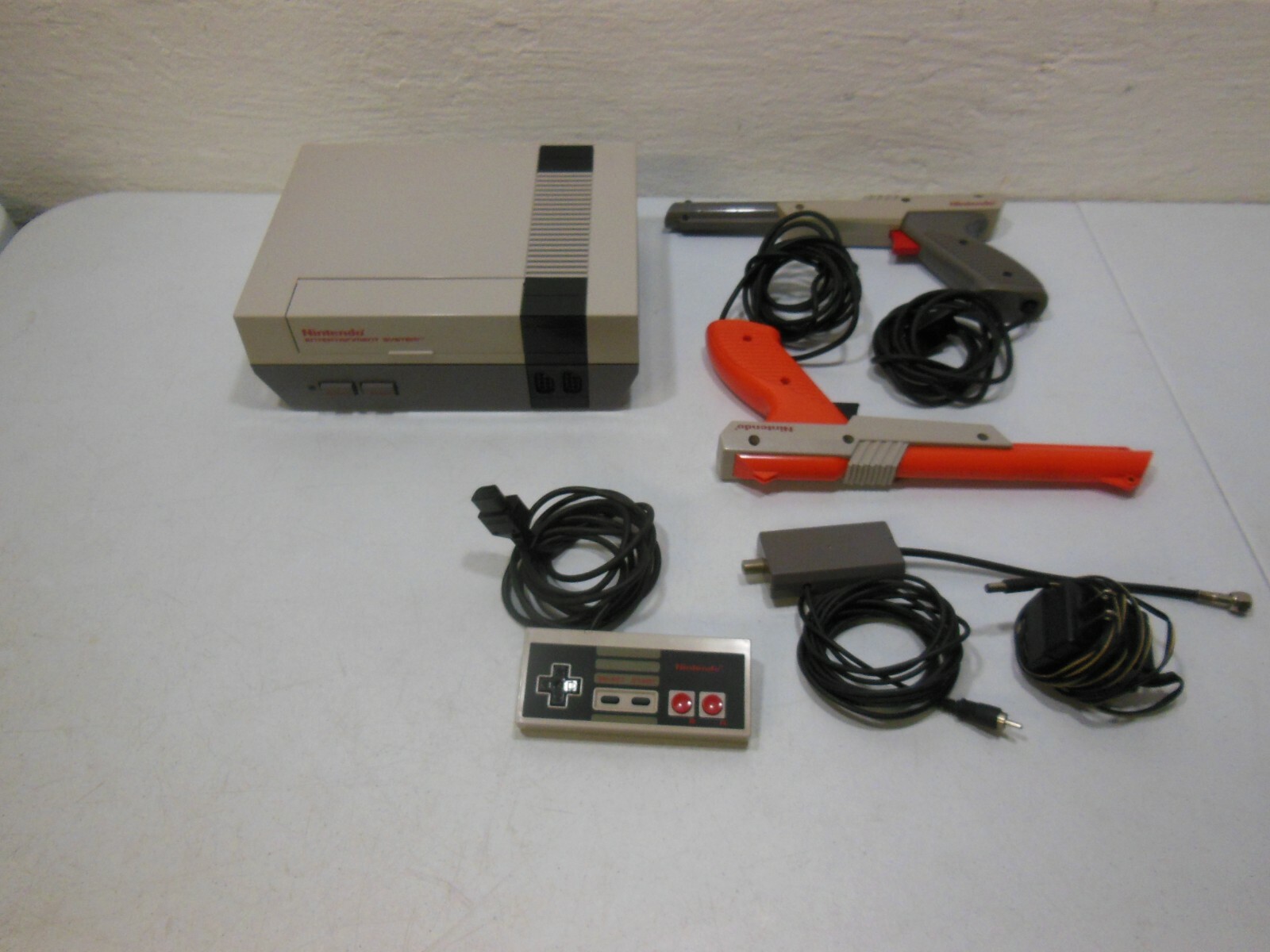 Nintendo NES Console System Bundle + Controller, 2 Zapper Guns, RF Switch