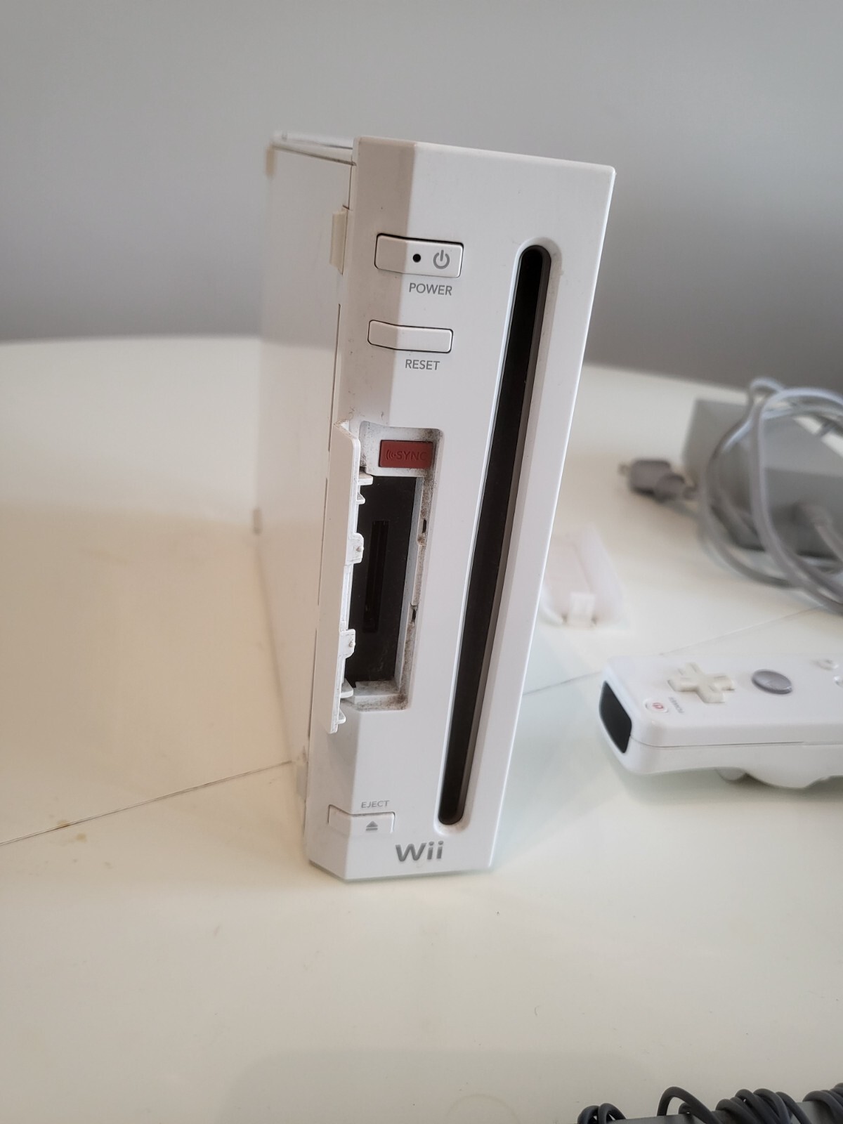 Nintendo Wii Console (White) with power cable, av cable, motion bar & controller