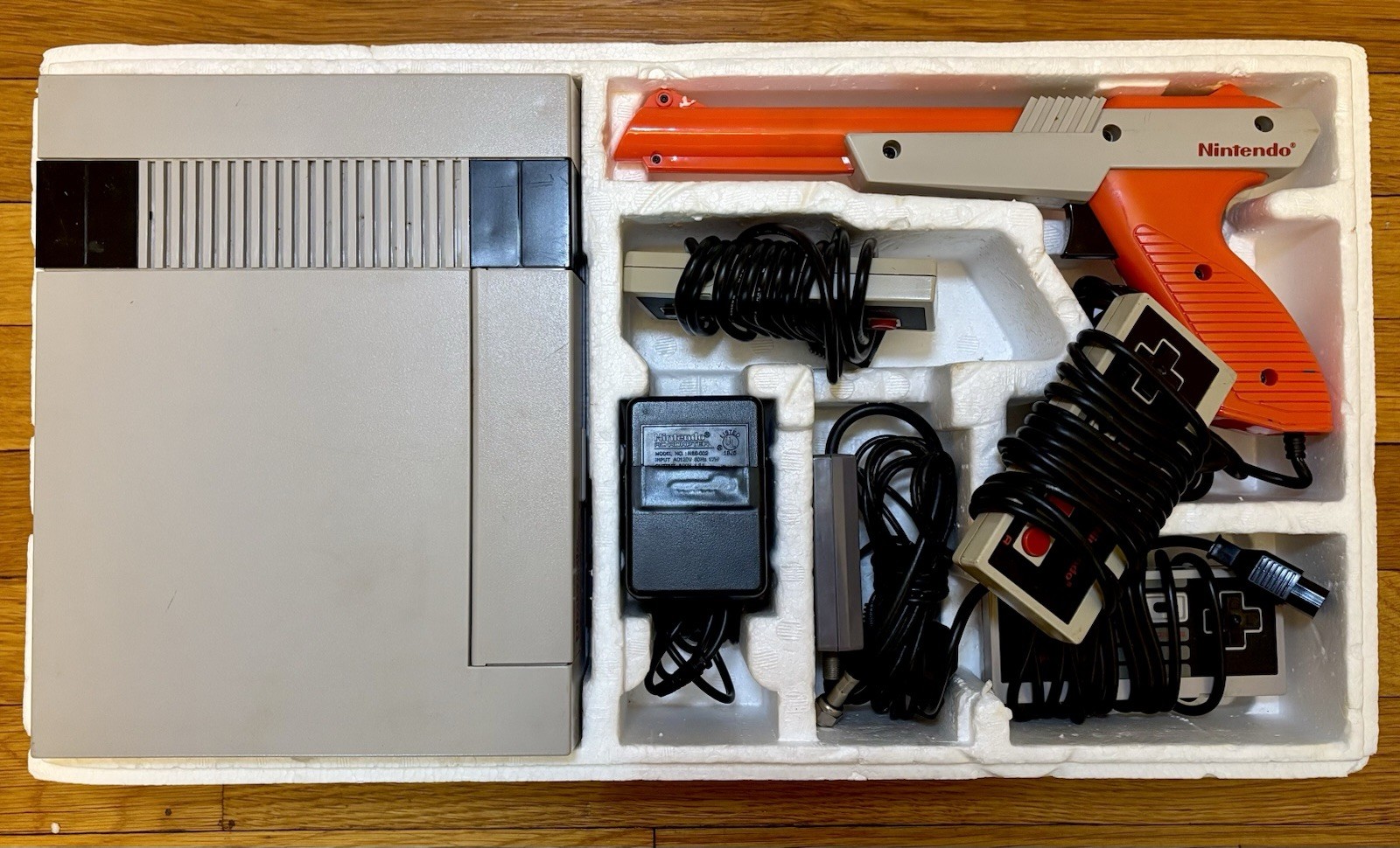 1985 Nintendo NES Action Set Console ORIGINAL BOX + Add’l Controller + Games