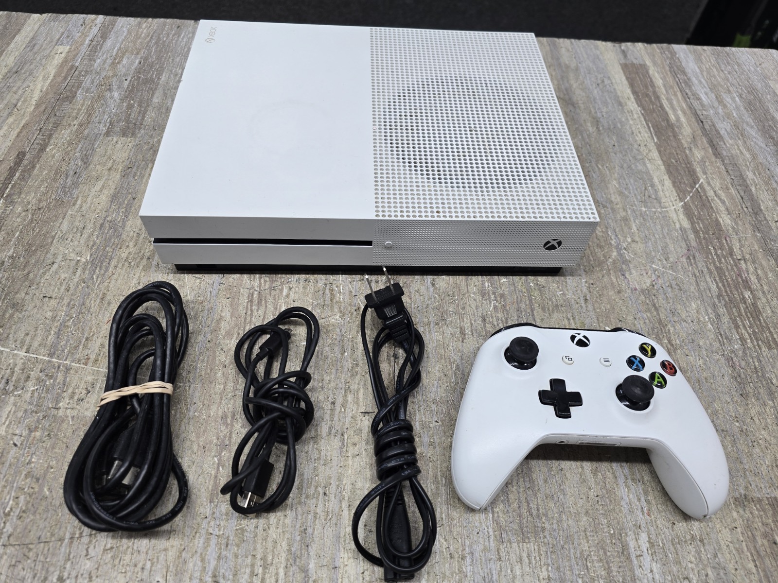Microsoft Xbox one Gaming Console 1681 White 500gb w/ controller and cable