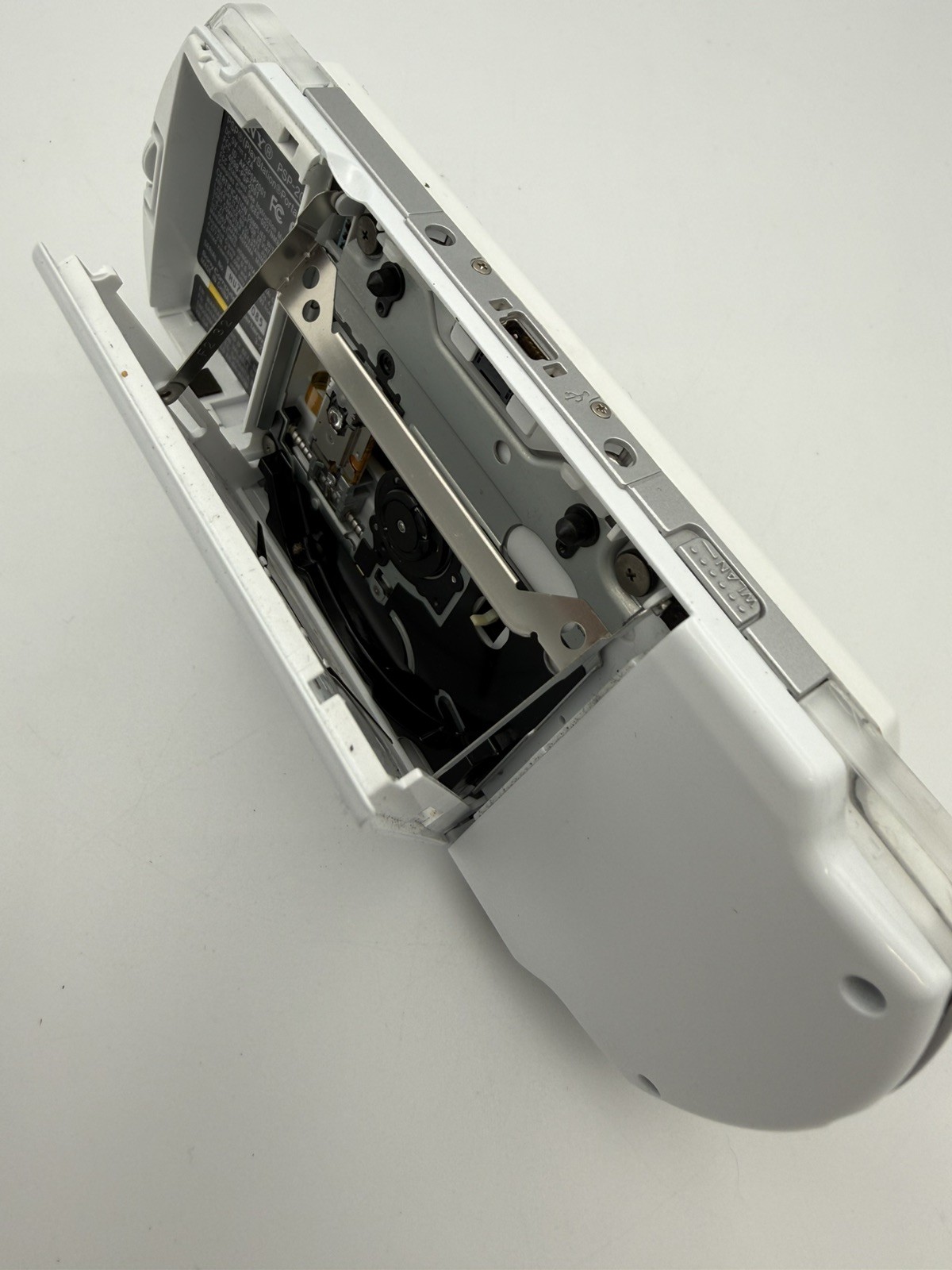 Sony PSP 2001 white Handheld Console FOR PARTS OR REPAIR (NO BATTERY) – Read