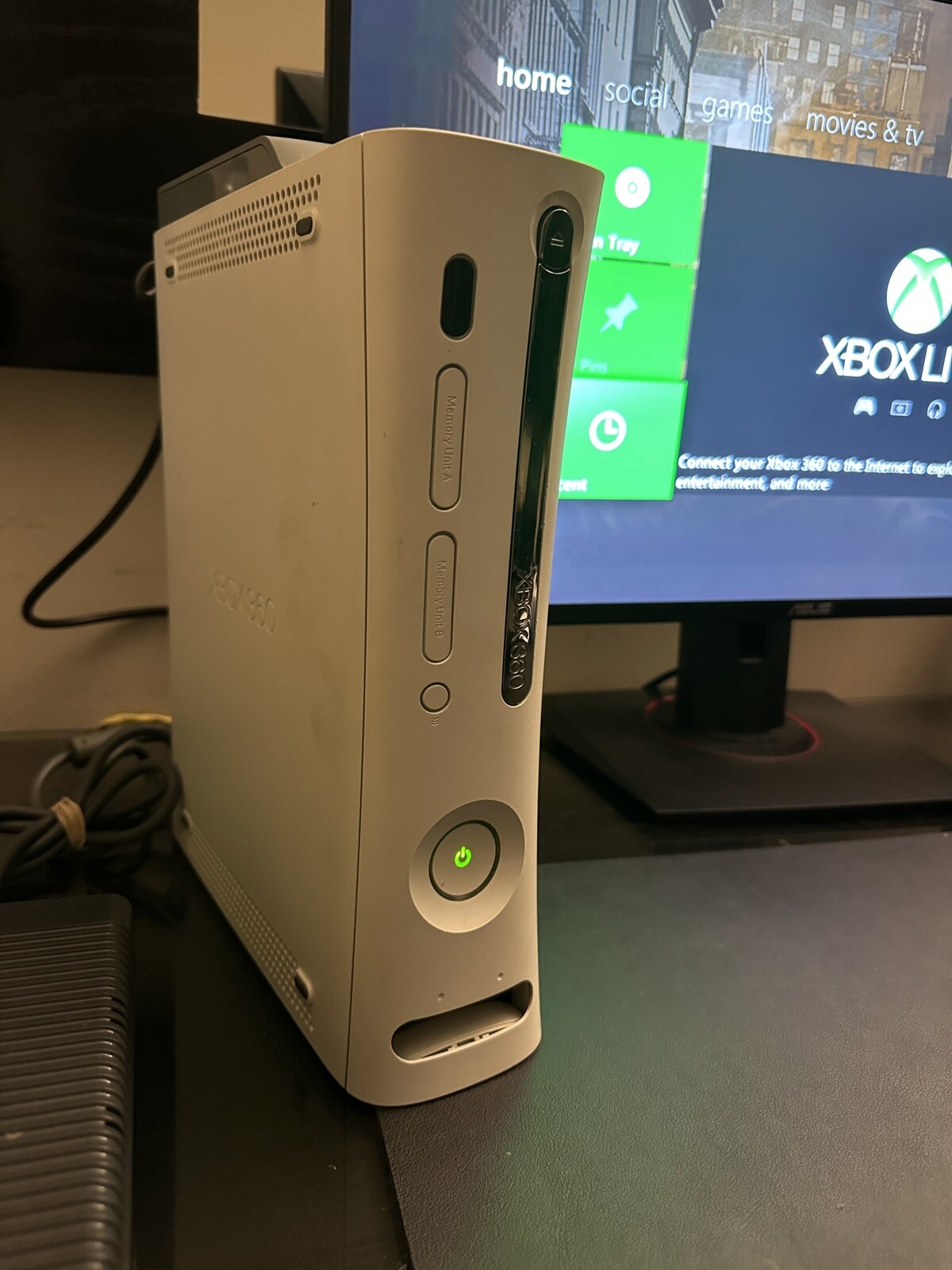 Microsoft Xbox 360 Pro System Bundle 60GB Wireless Controller, Games Included