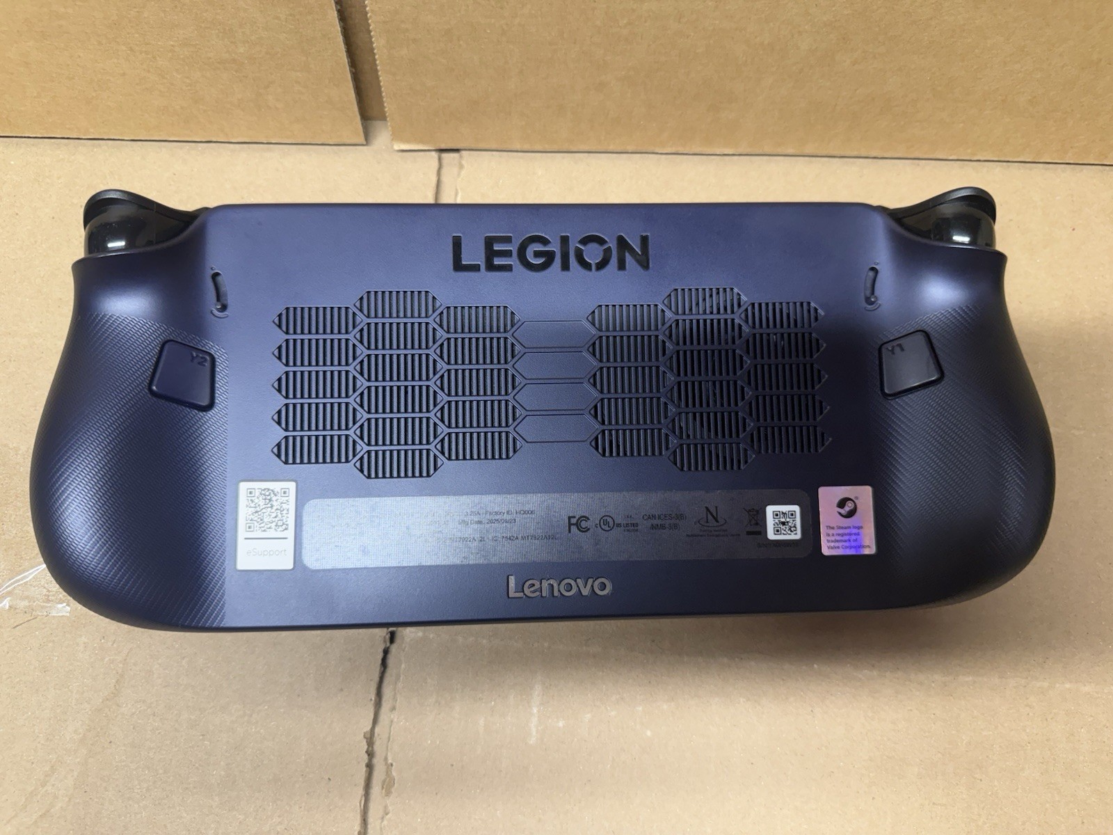 Lenovo Legion Go S Ryzen Z1 Extreme, 32GB RAM, 1TB SSD, SteamOS, Sling Case WP