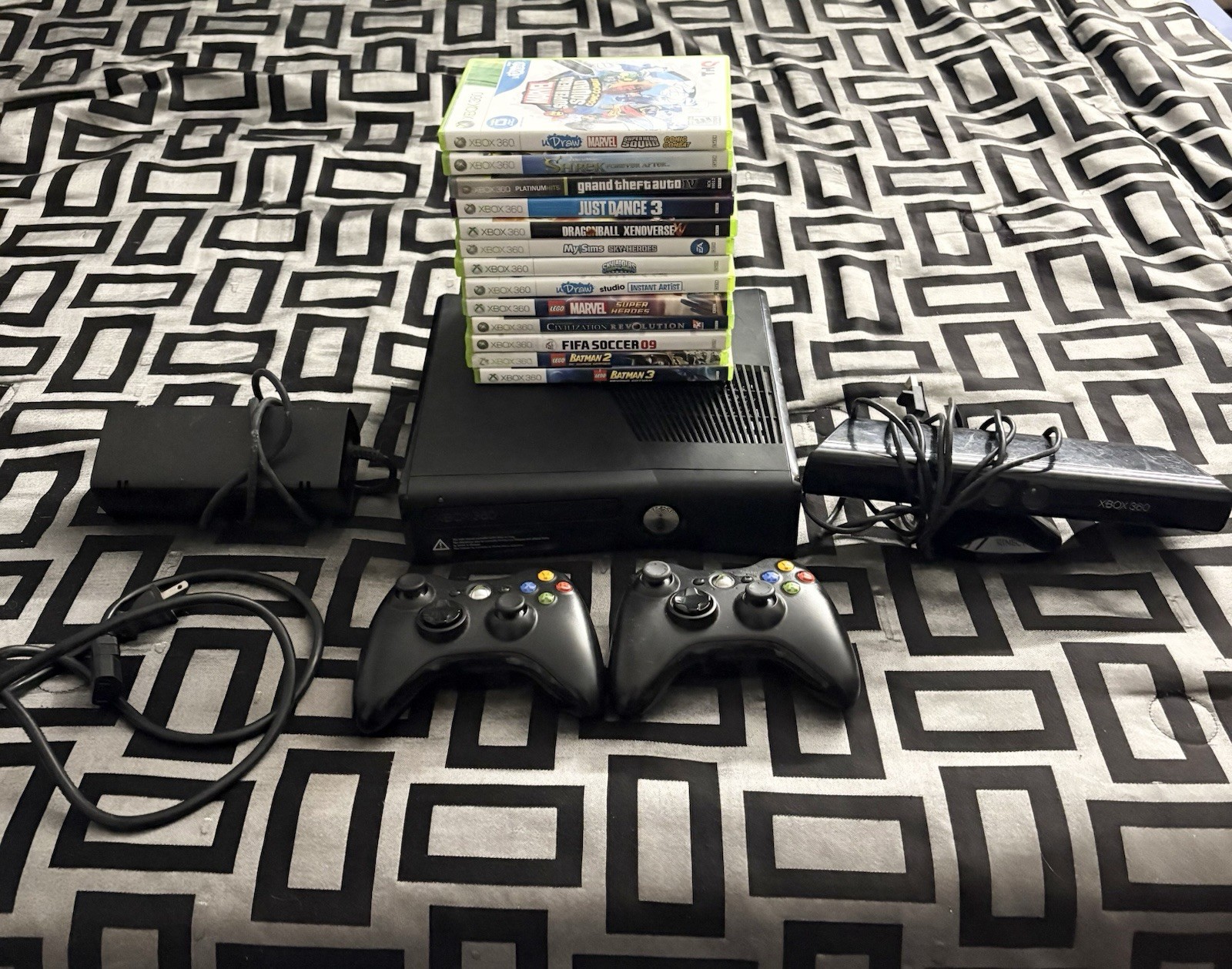 Microsoft Xbox 360 S 250GB Black Bundle w/ Kinect, 2 Controllers, Games
