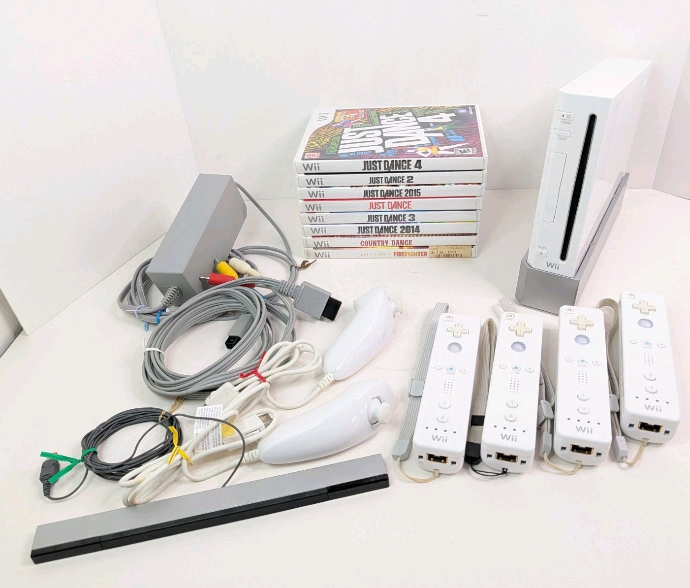 Nintendo Wii Console Bundle 8 Games 4 Controllers 2 Nunchuks Cables Sensor Bar