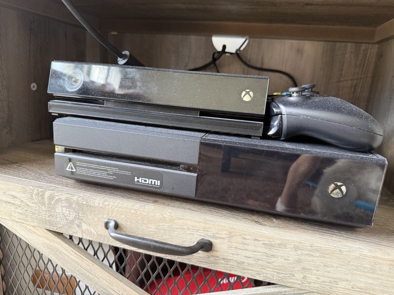 xbox one console +kinect+ 2 controllers