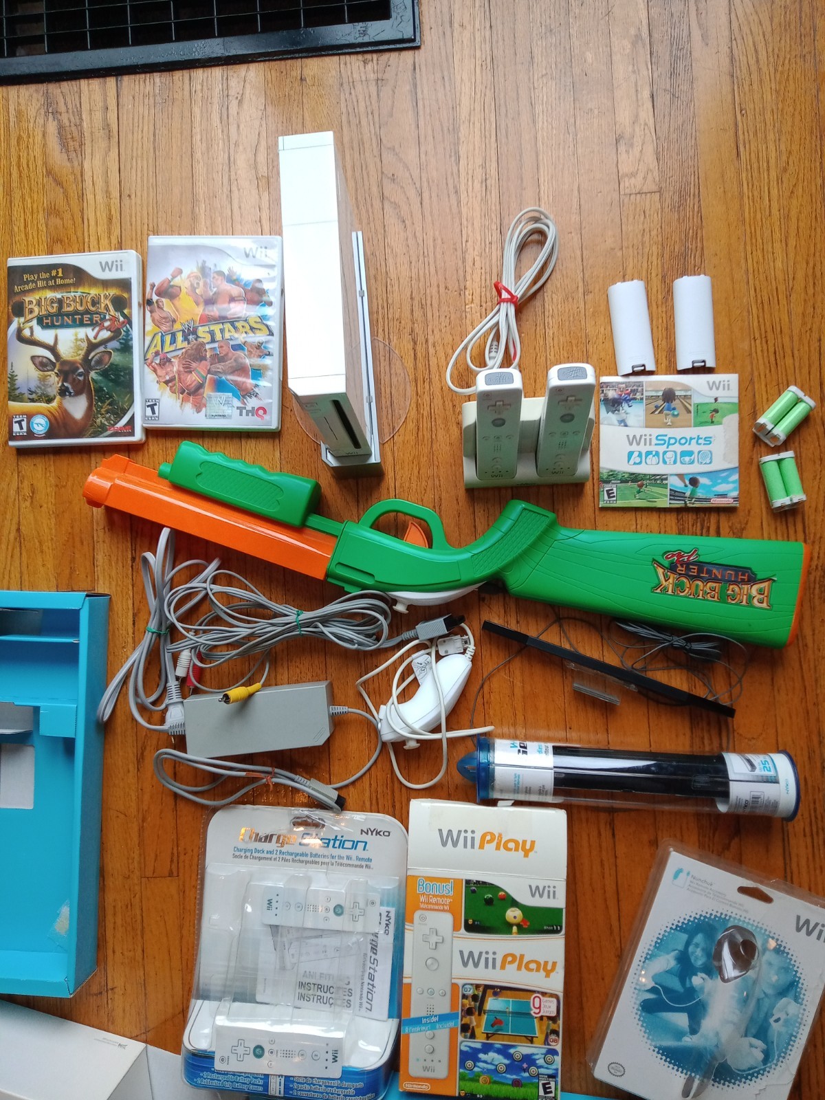 nintendo wii console bundle 2 controllers 2 nunchucks 2 games box WII sports