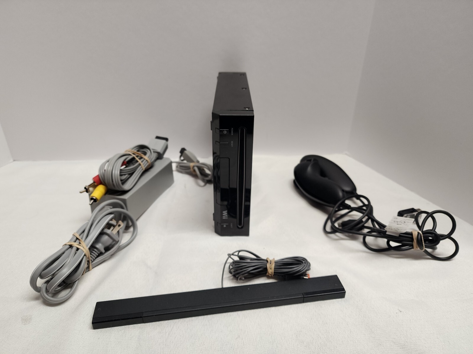 Nintendo Wii Family Edition RVL-101 512MB – Black Console. W/ Accessories