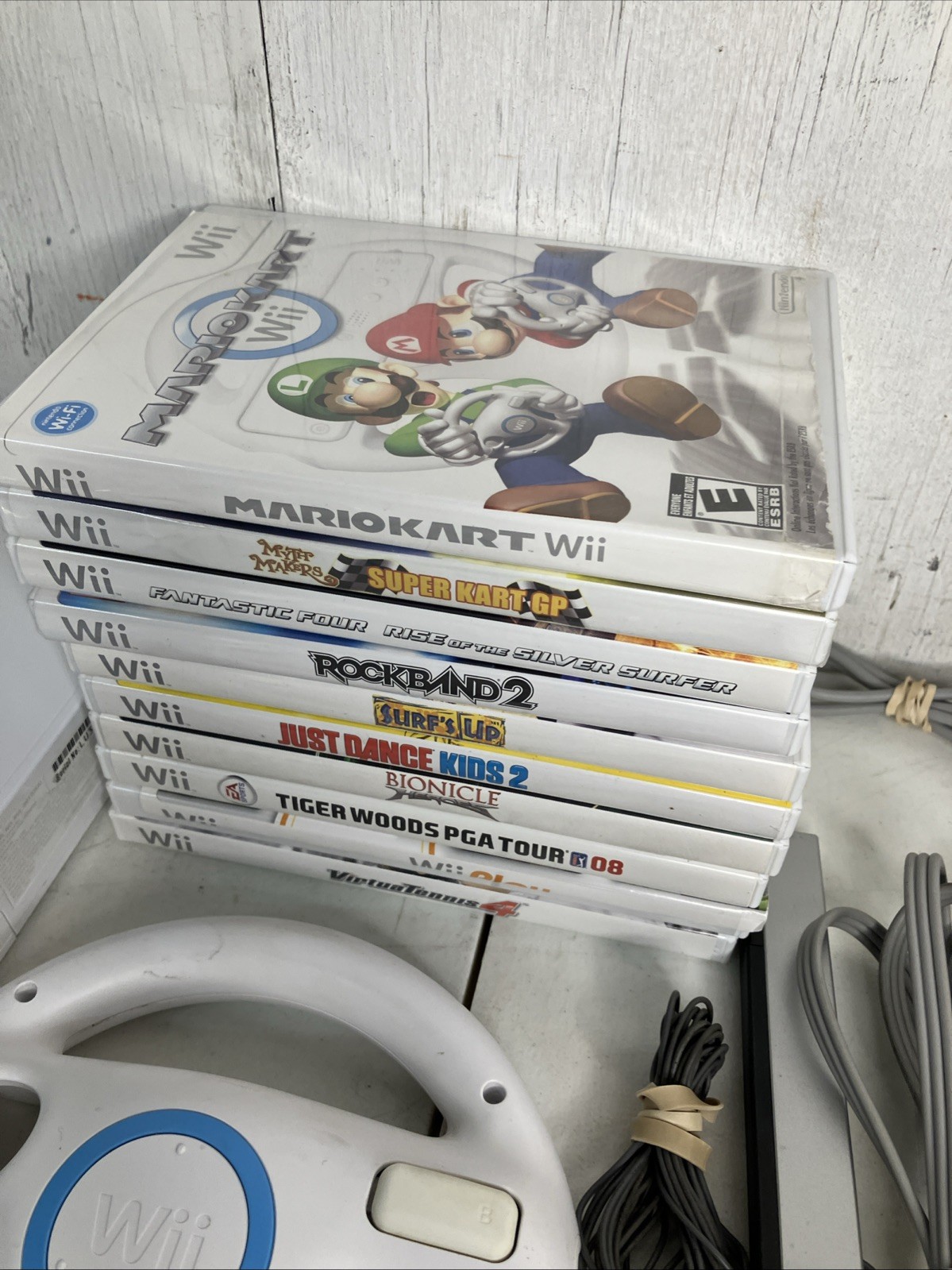 Nintendo Wii Bundle, 2 Controllers 10 Games Mario kart Play Super Kart GP Rock