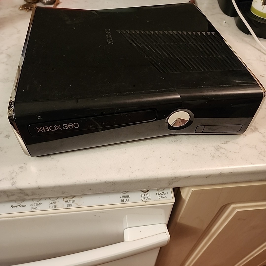Xbox 360 S Slim Model 1439 Glossy Black CONSOLE ONLY – No Hard Drive – TESTED