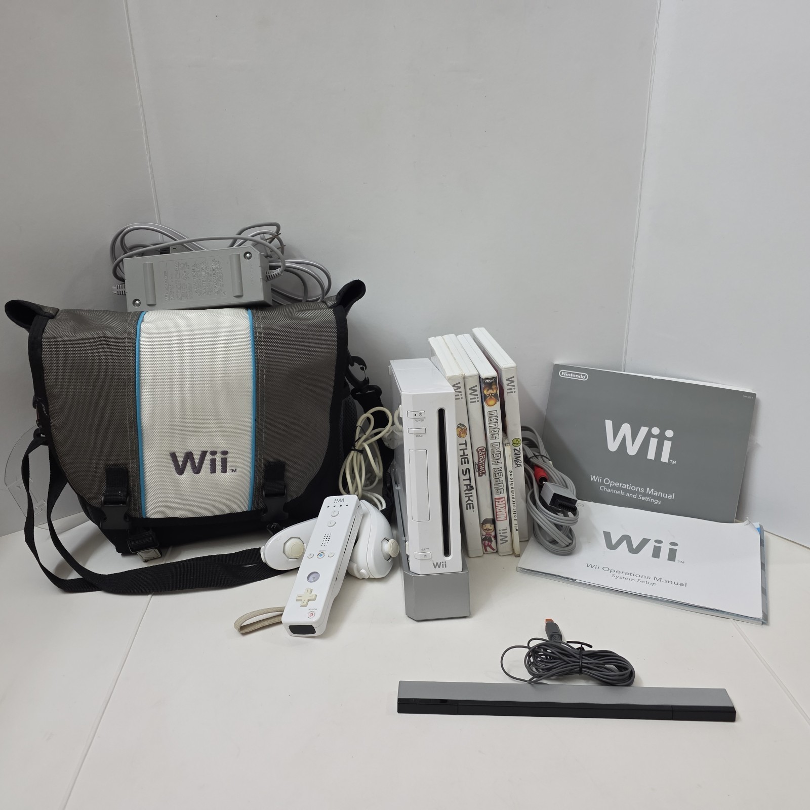Nintendo Wii Console Bundle White RVL-001 Controllers Games Carrying Case