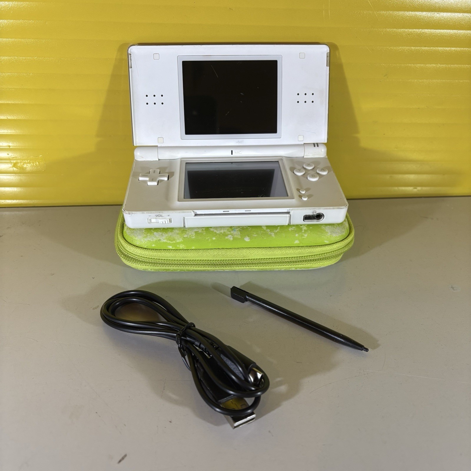 NINTENDO DS LITE WHITE – ORIGINAL TESTED AND WORKING + CHARGER AND NIB