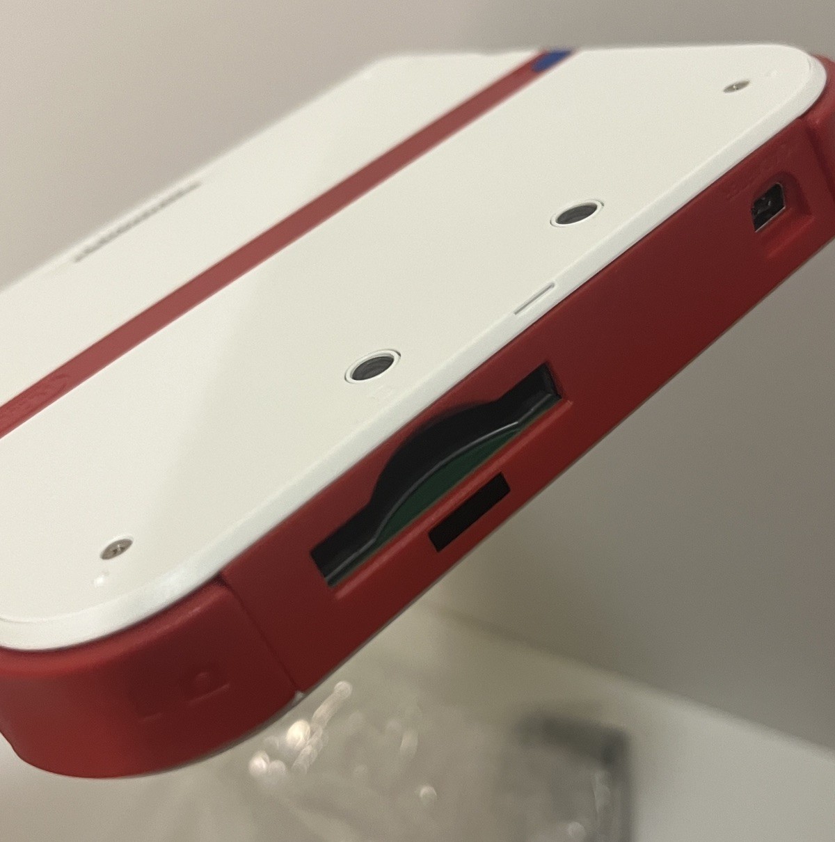 Nintendo 2DS Scarlet Red and White (US) | Official Unit