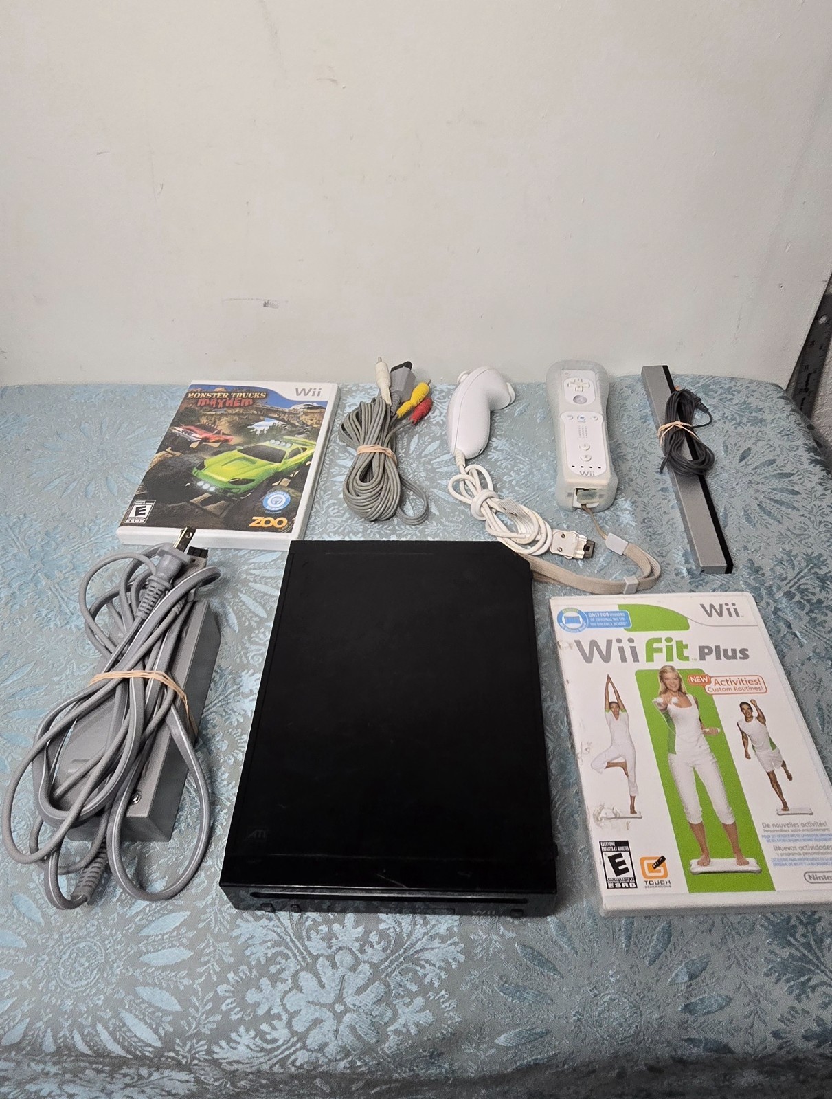Nintendo Wii Console RVL-101 Black Bundle w/ 2 Game & Accessories – Tested