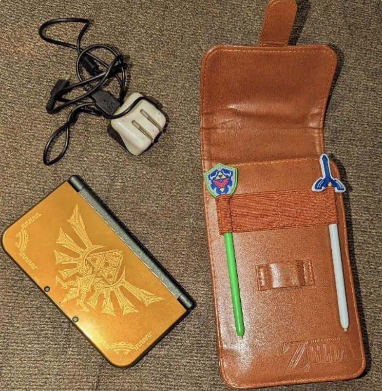 Nintendo 3DS XL Legend of Zelda Hyrule Ed Gold Ltd Console w/Case,Stylus,Charger