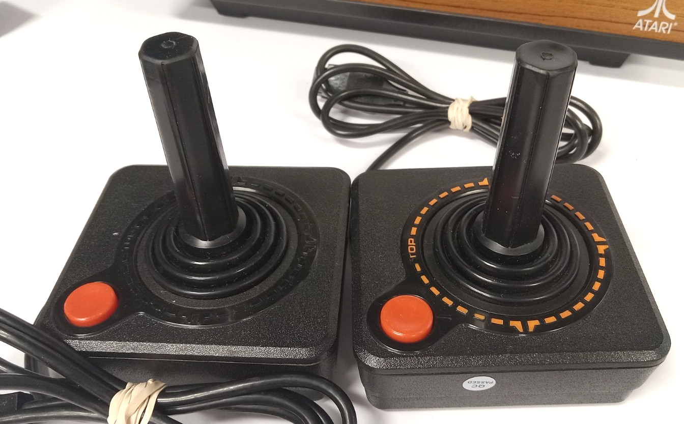 Atari 2600 Wood Grain “Light Sixer” Console Bundle w/ 10 Games! – Tested, FF #1