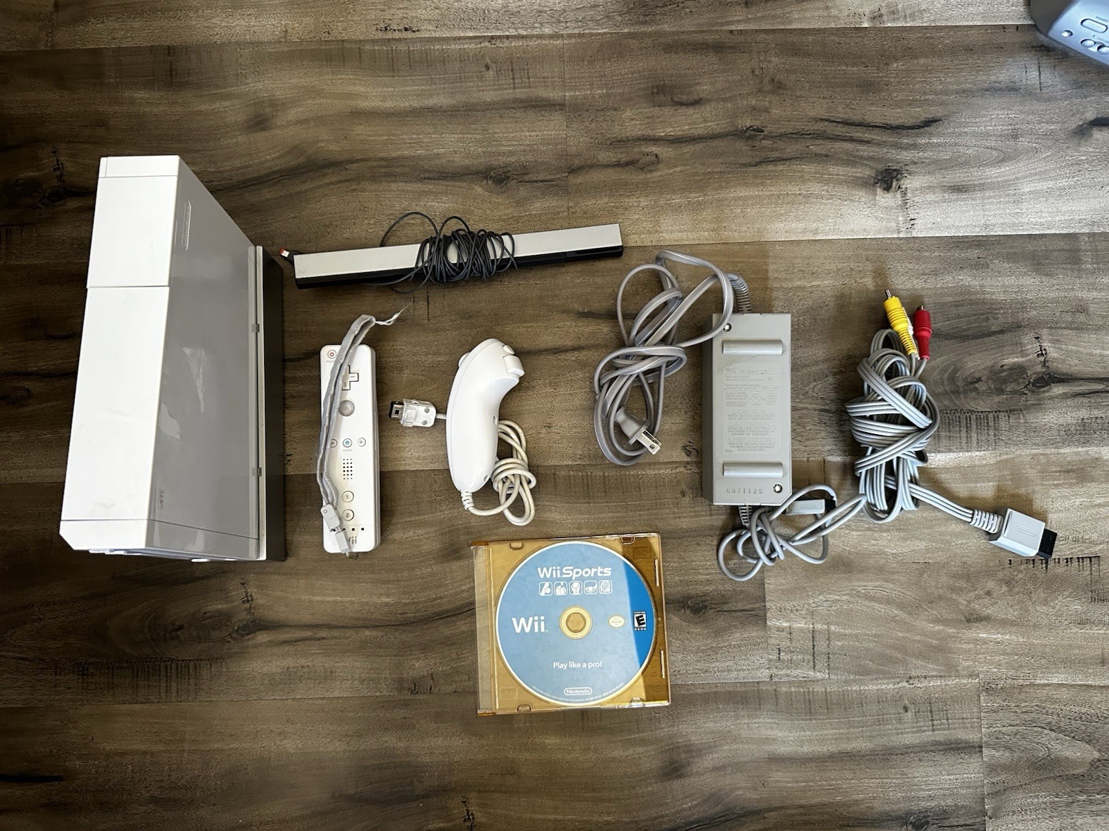 Nintendo Wii With Wii Sports, Controller, Nunchuck Sensor Bar, All Power Cables