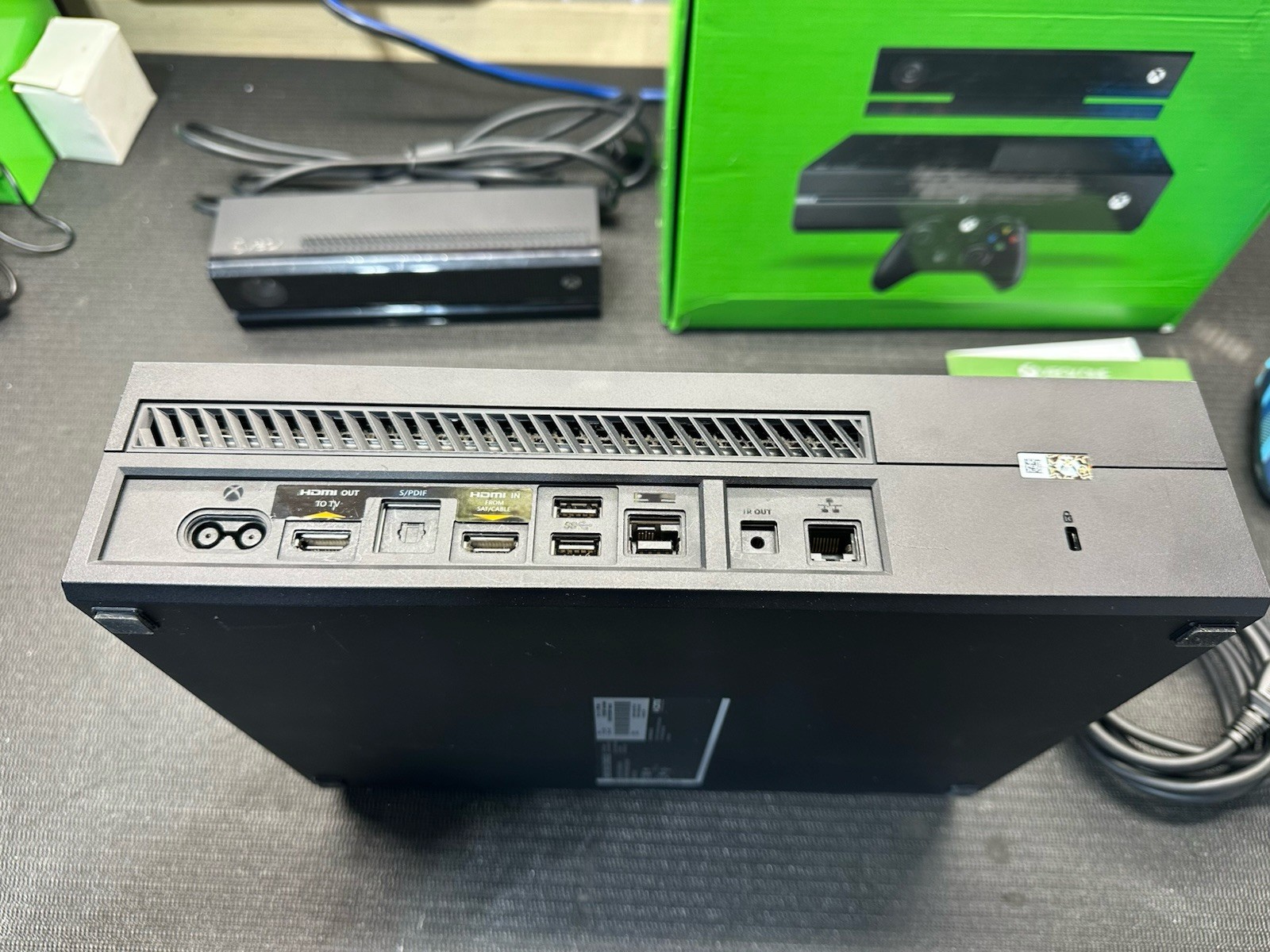 Microsoft Xbox One Intern Signature 2014 500gb Kinect Wireless Control RARE Ed!