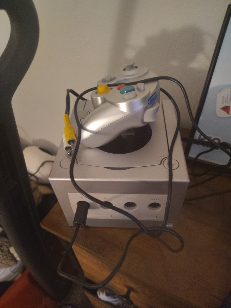 Nintendo GameCube Silver JAPANESE DOESNT READ DISC NON OEM CONTROLLER FREE