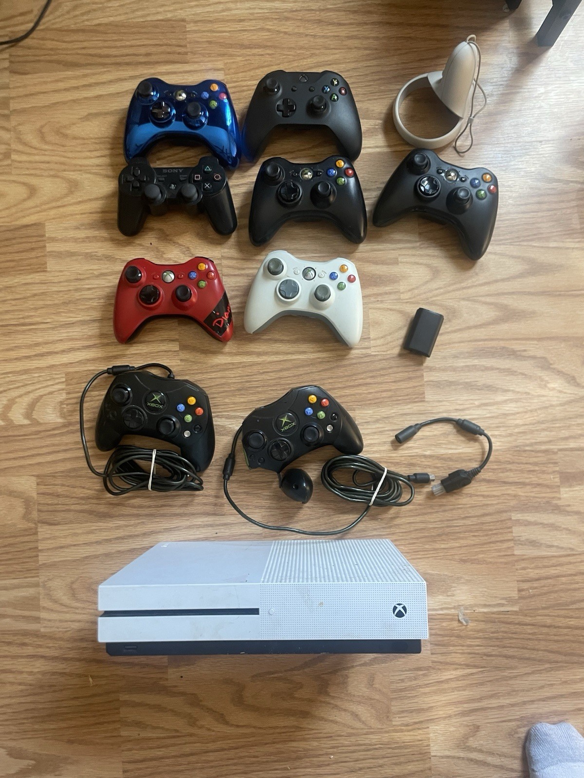 Xbox One S Console Bundle w/ 10 Wireless Controllers ALL FOR REPAIR /PARTS