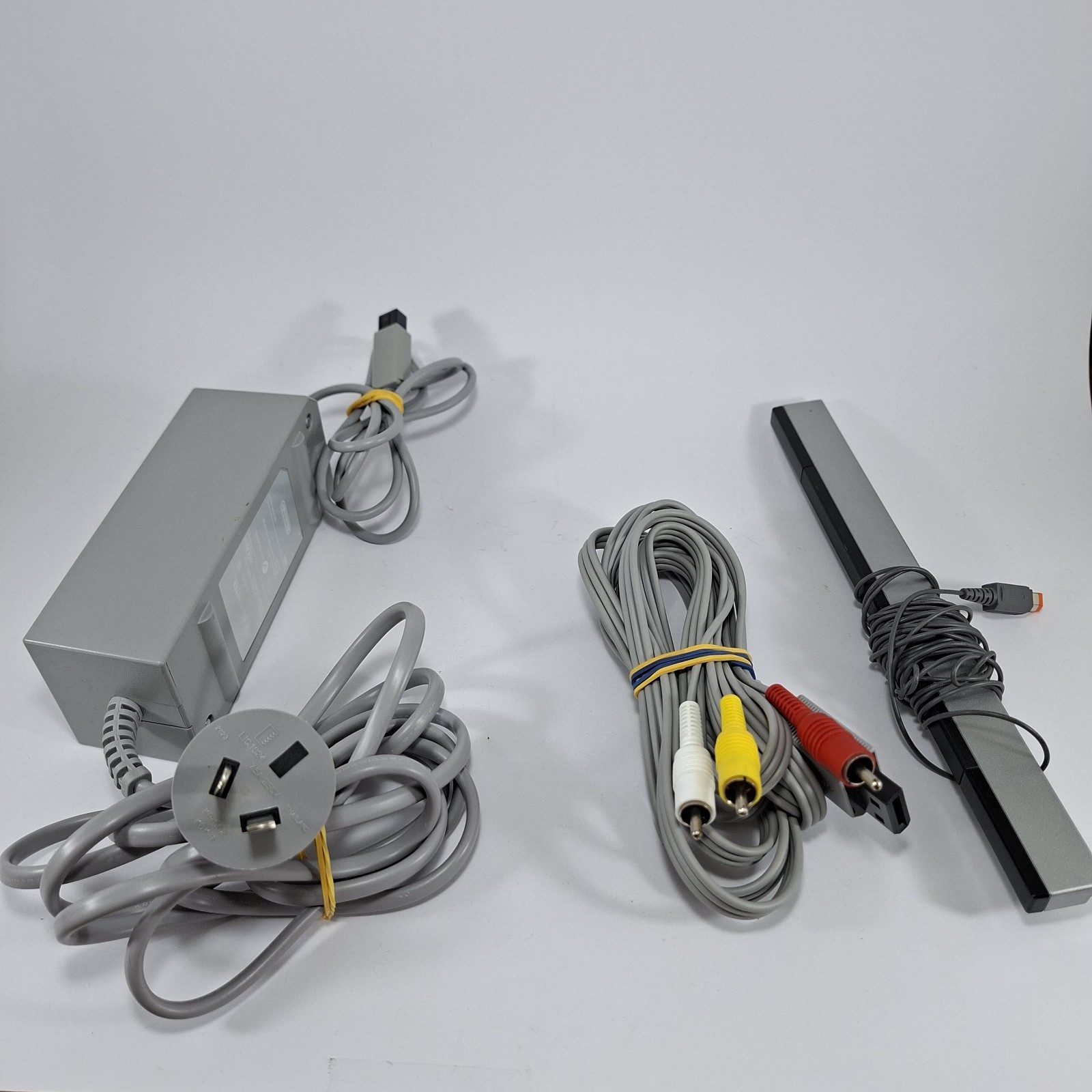 Nintendo Wii Console RVL-001 Bundle – x2 Official Wii Remote Motion Plus, Game