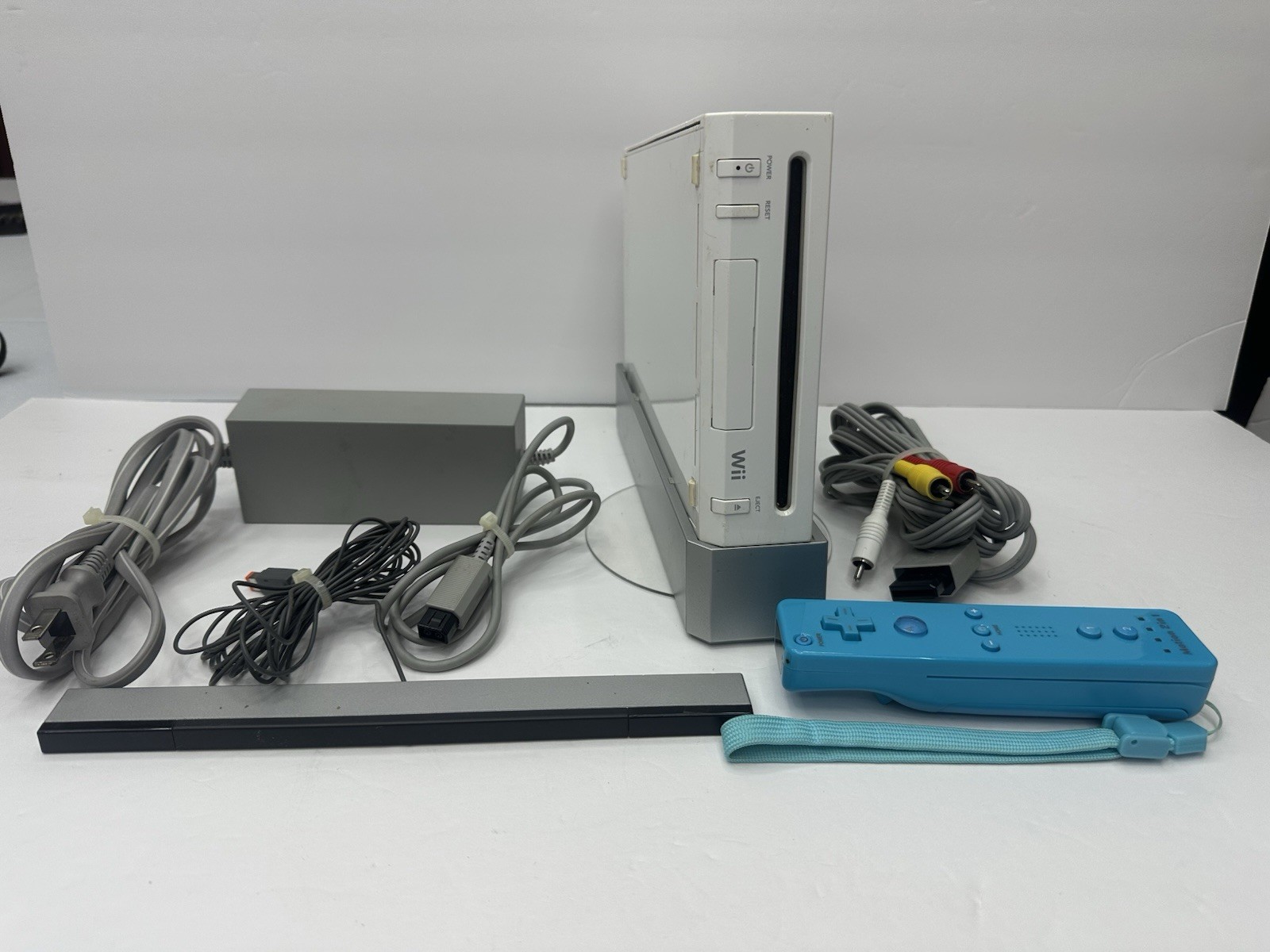 Nintendo Wii RVL-101 (USA) White Console Bundle w/Cables, Sensor & Controller