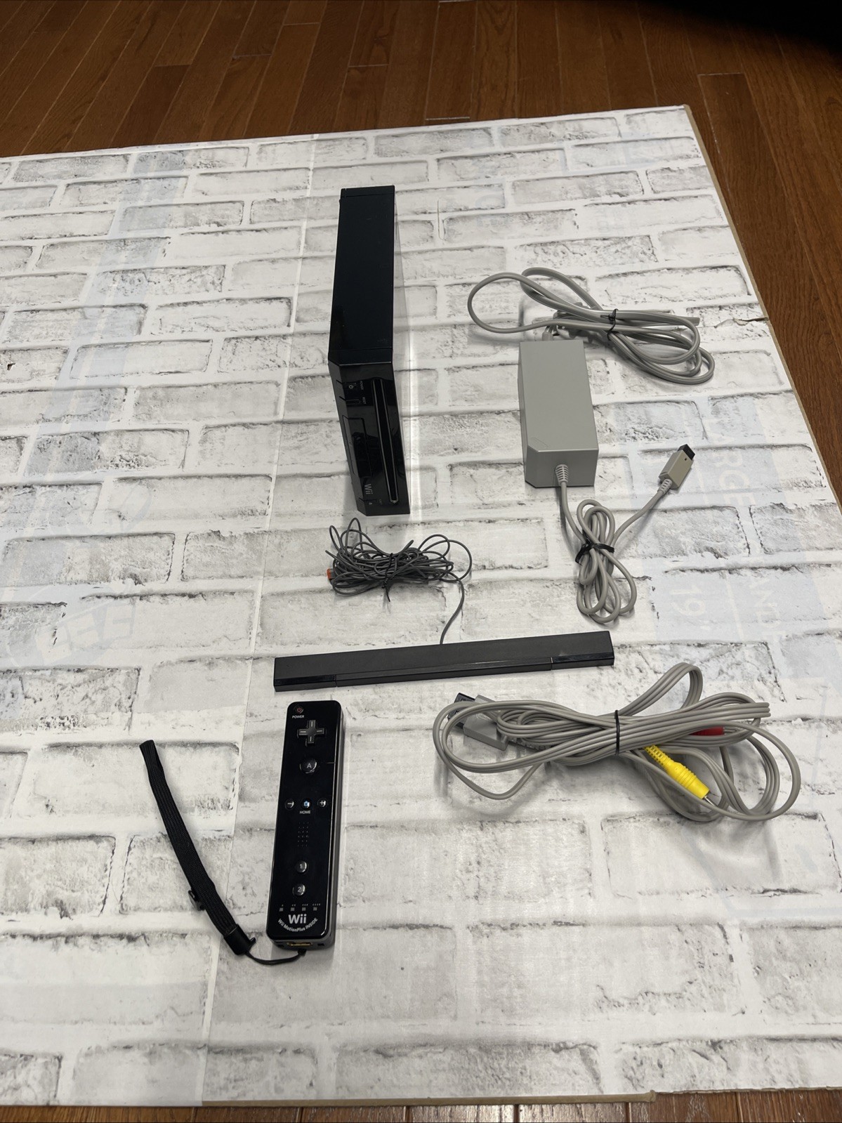 Nintendo Wii RVL-101 Black + Cords & 1 Remote Tested & Working VGC Bundle