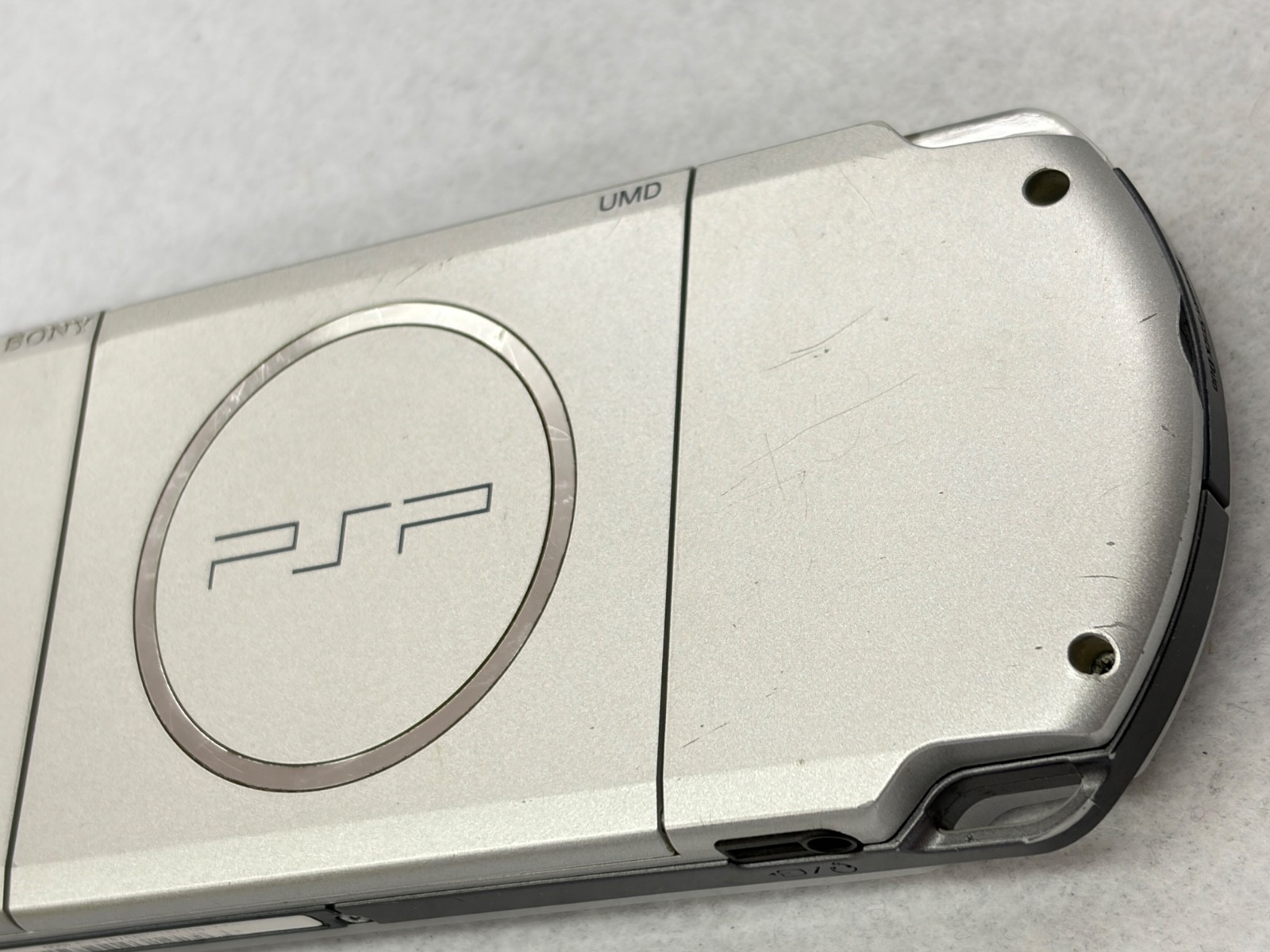TESTED SONY PSP 3000 SILVER Console + Charger + battery + 3 game Region free 2GB
