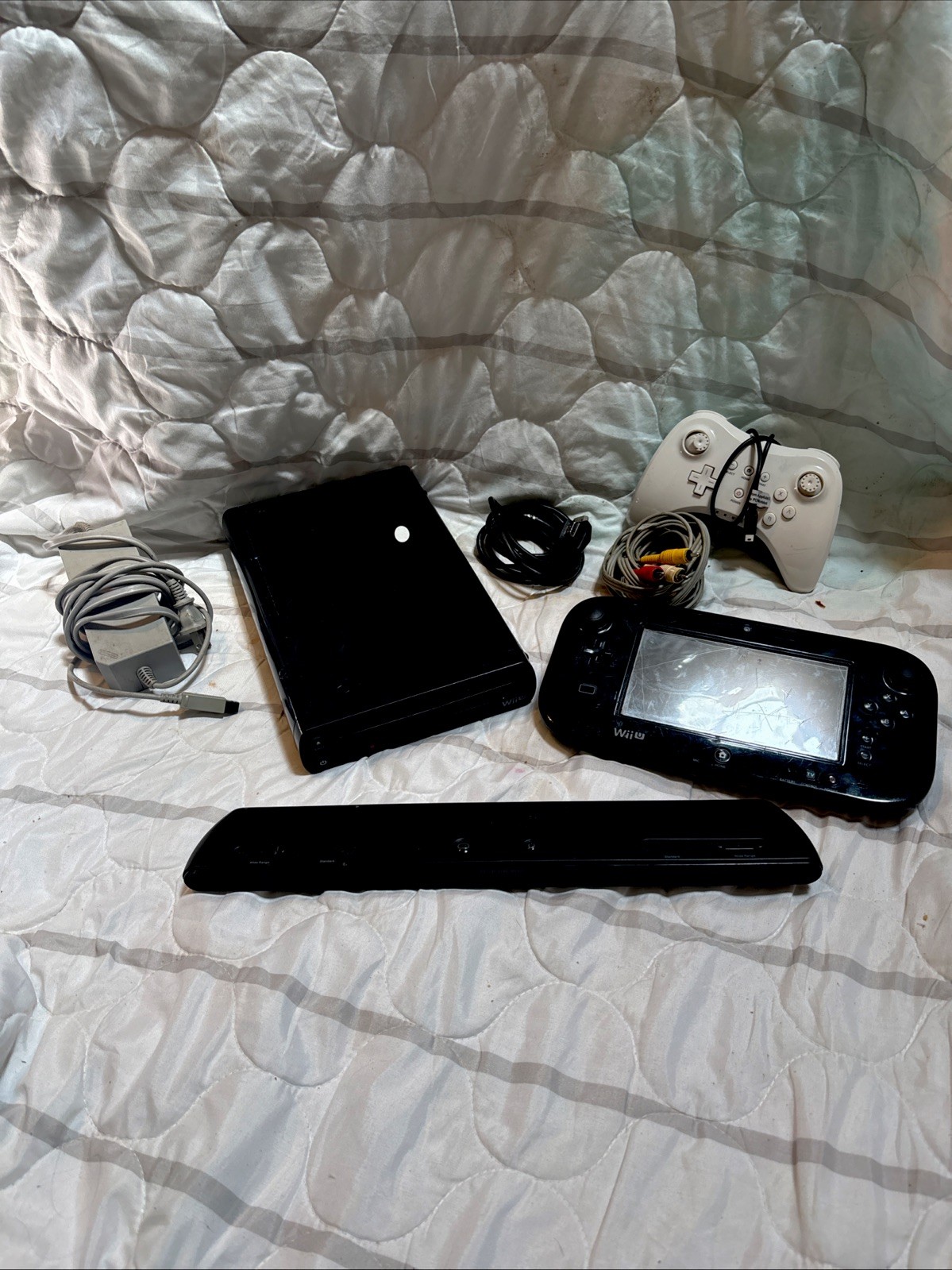 (Wii U) full set. comes with super mario bros 3D world/nintendo land (digital).