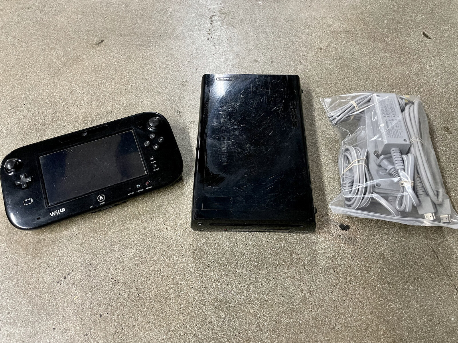 Nintendo Wii U 32GB Console Lots Of Extra Games Installed!! See Photos For List!