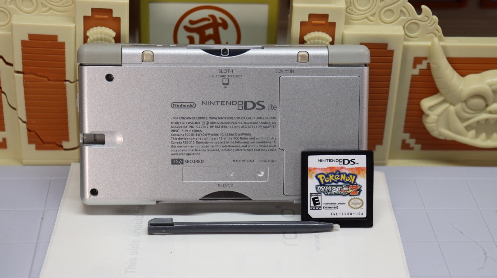 Nintendo DS Lite+POKEMON WHITE Version 2 Authentic +Charger,Case+Extra Game