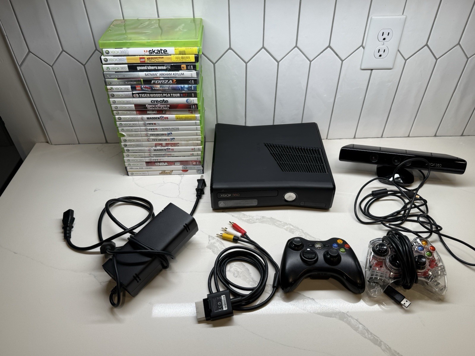 Xbox 360 S Console SLIM Model 1439 w/ Kinect, Controllers + Games Lot – READ DES