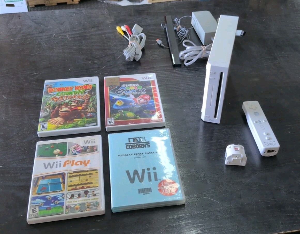 NINTENDO Wii CONSOLE BUNDLE W/ 4 Games Mario Donkey Kong Tested Works Great