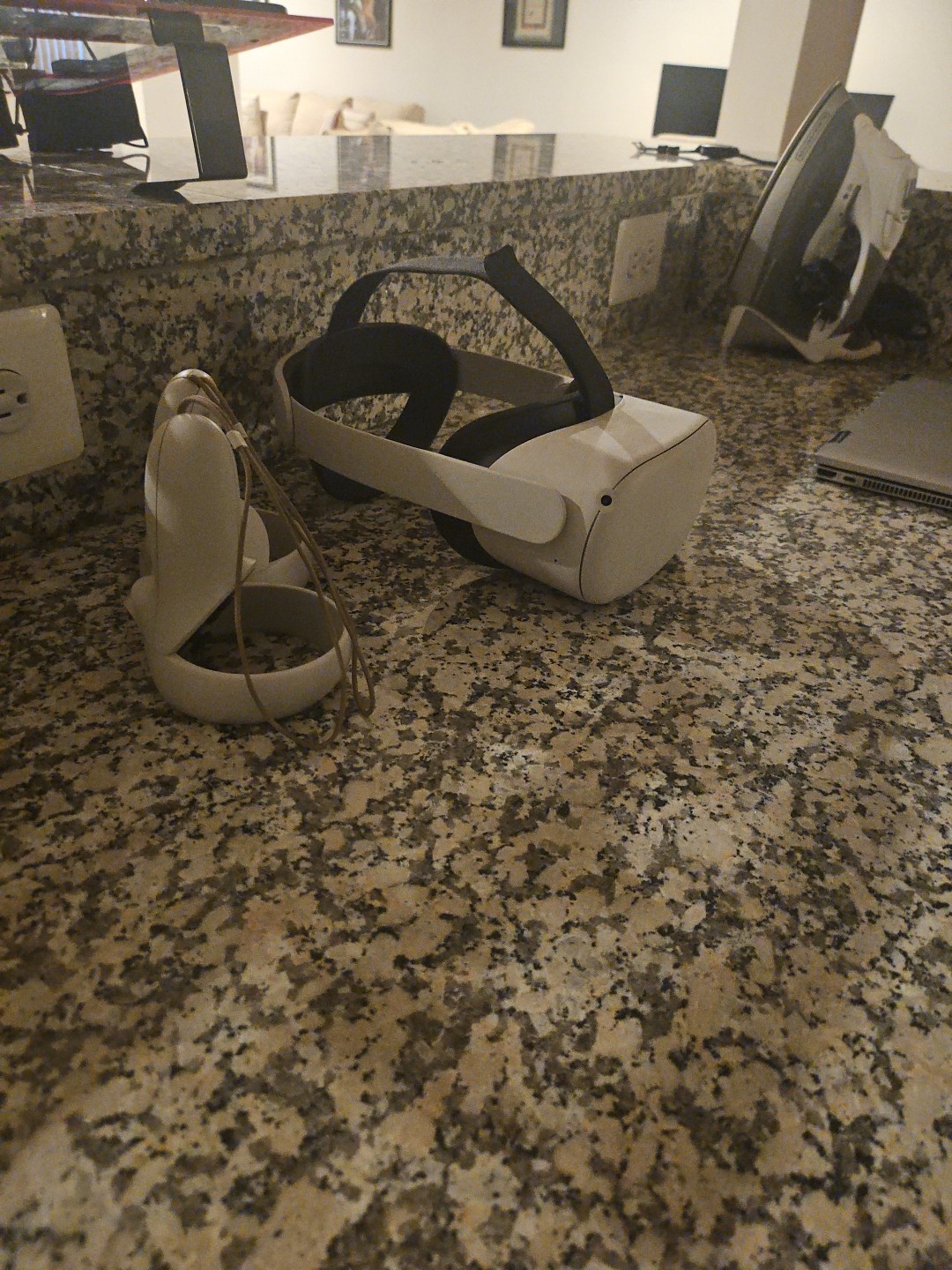Meta Quest 2 Virtual Reality Headset 128GB with Touch Controllers White Used
