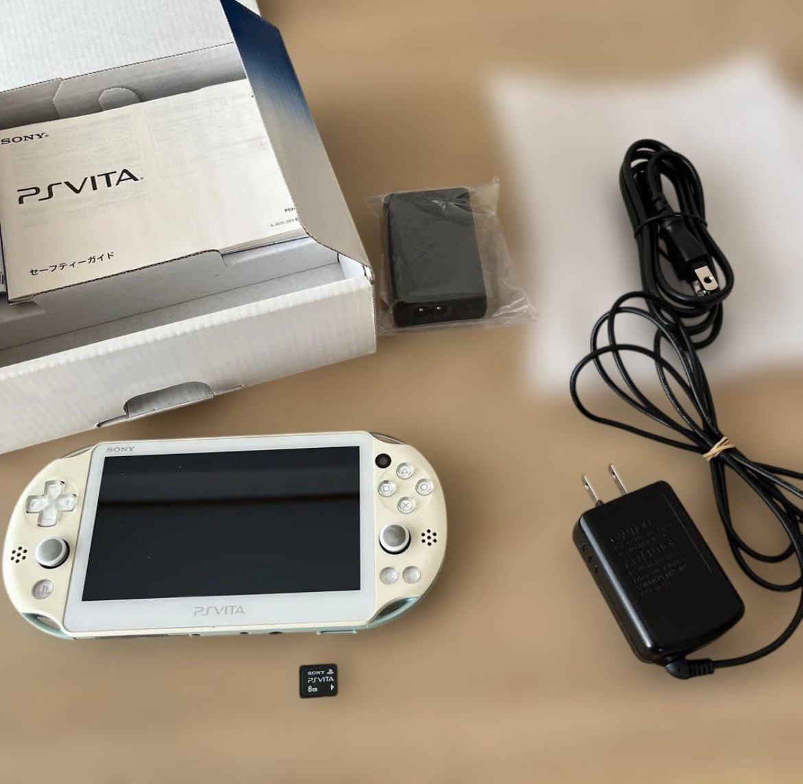 Sony PlayStation Vita PCH-2000 White/Light Gray