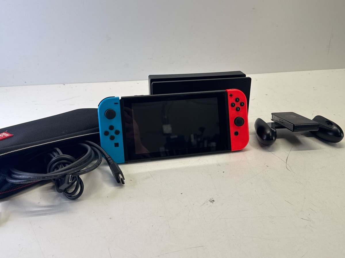NINTENDO HAC-001 (-01) WITH DOCK, CORDS, AND CASE (P05025359)