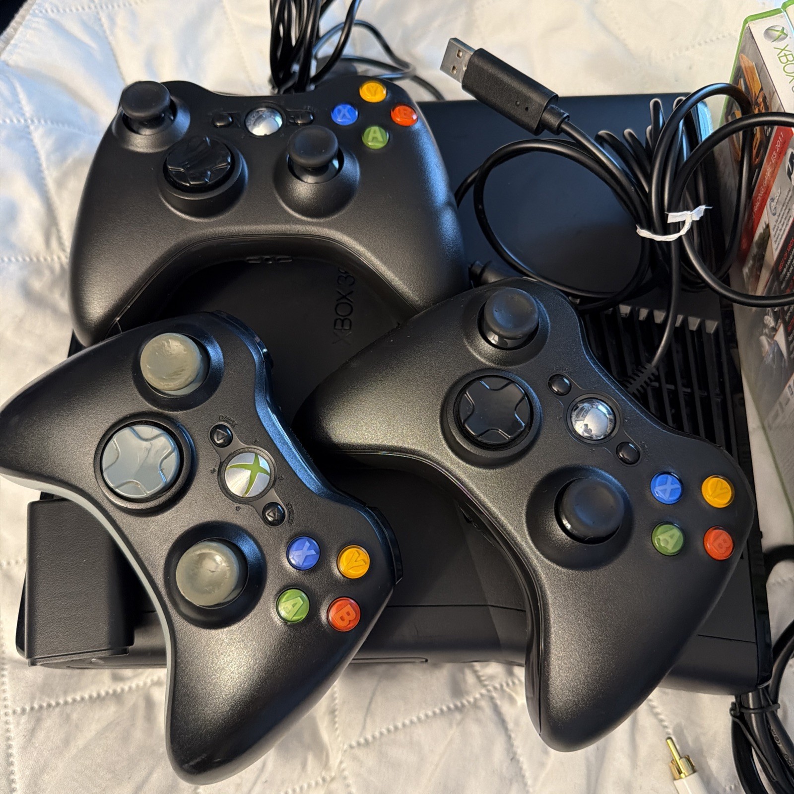 Microsoft Xbox 360 Slim 1439 Bundle Console 3 Controllers Battery Pack & 9 Games