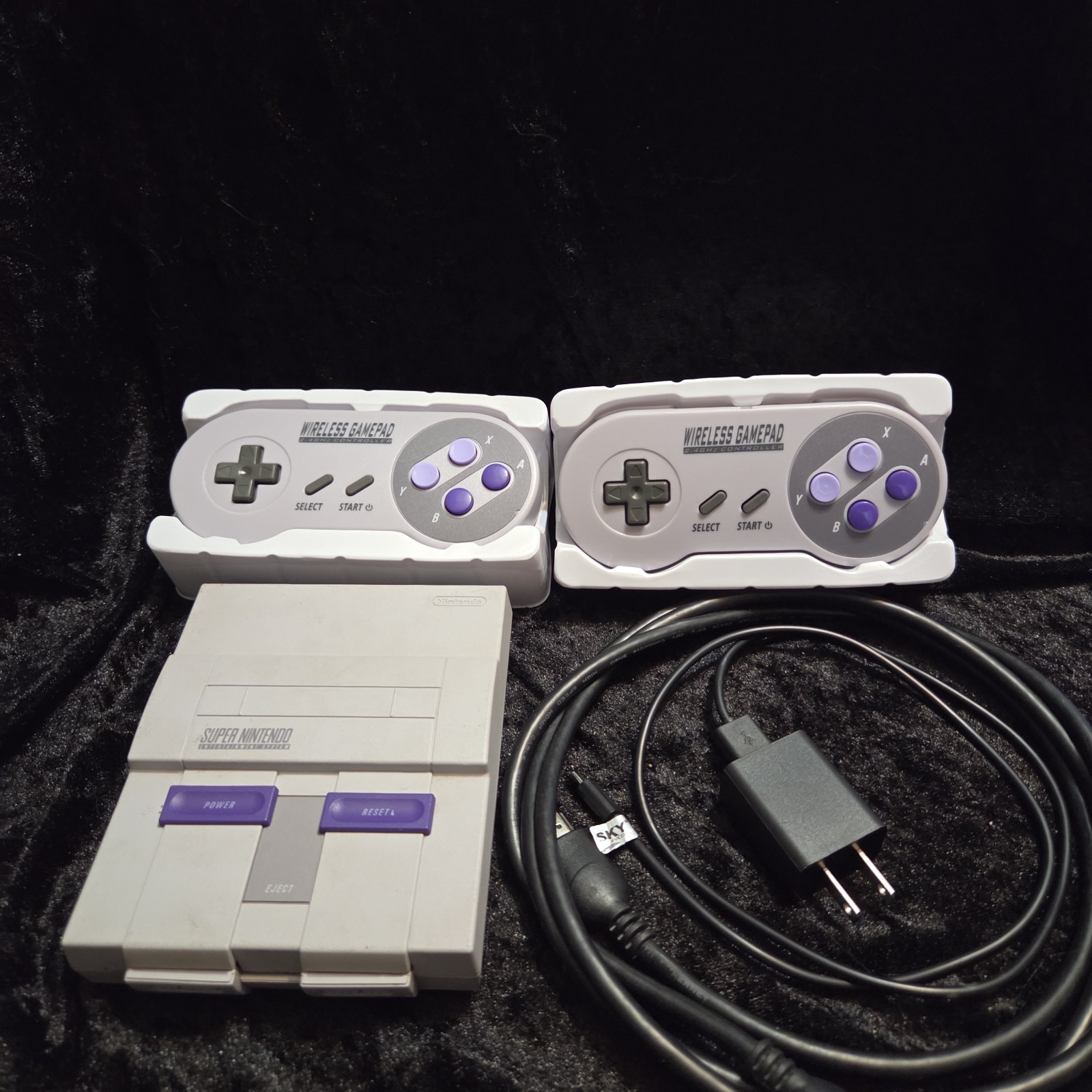 Super Nintendo SNES Mini Classic Console CLV-201 Cables 2- Cordless Controllers