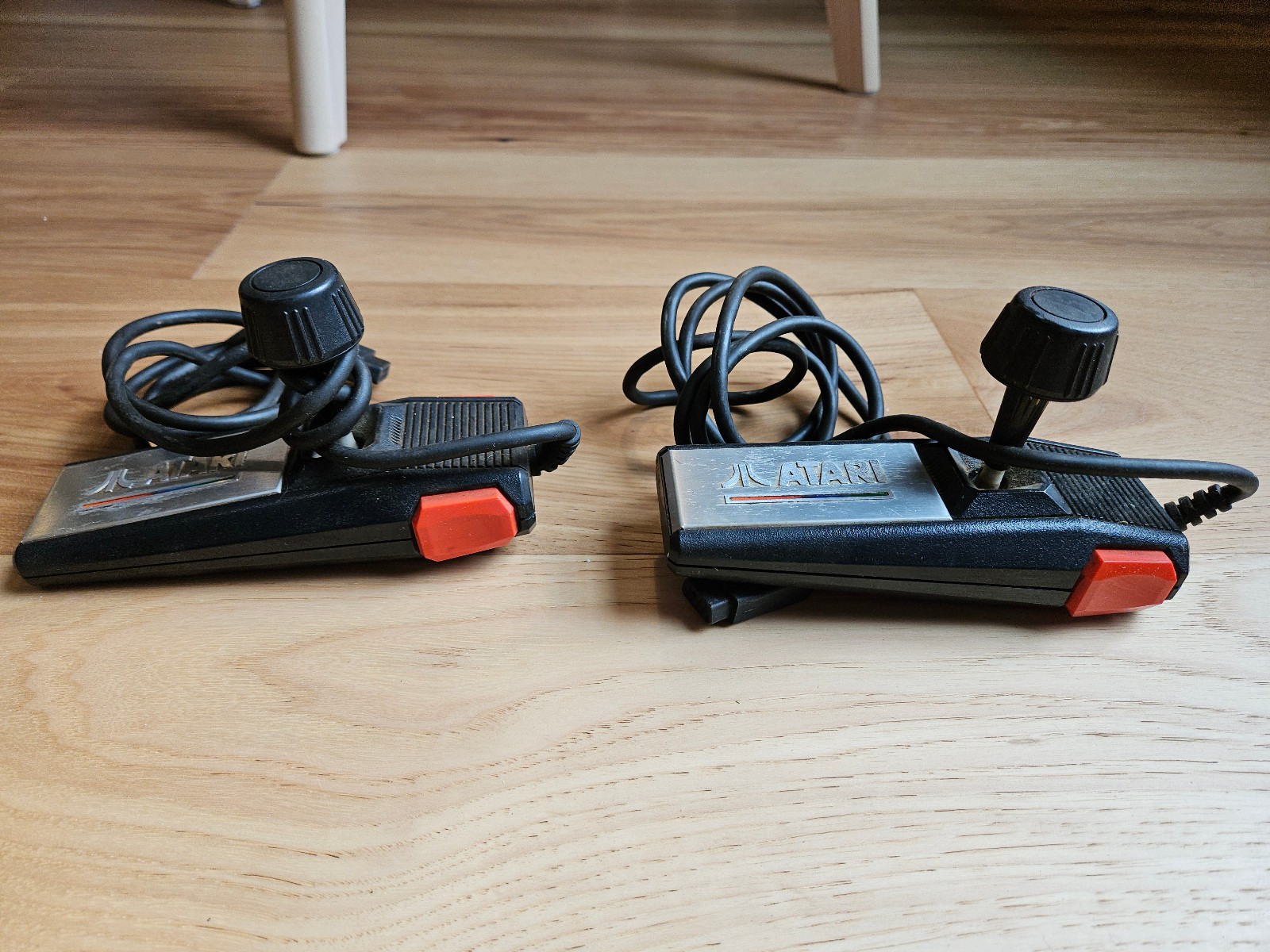 Atari 7800 Console w/ 2 Controllers Manual Catalogs TV Cord POWERS ON