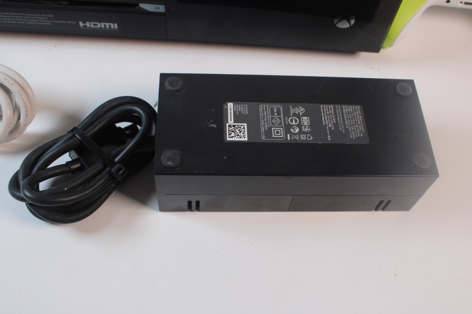 Microsoft Xbox One Model 1540 Console Bundle 500 GB, controller, game, cords