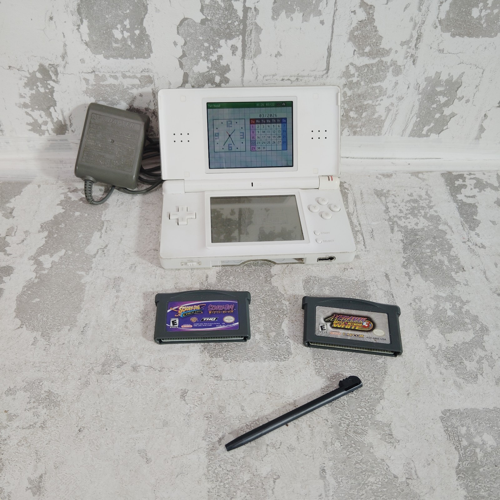 Nintendo DS Lite Bundle 2 Games Charger Stylus Mega Man White Scooby Doo