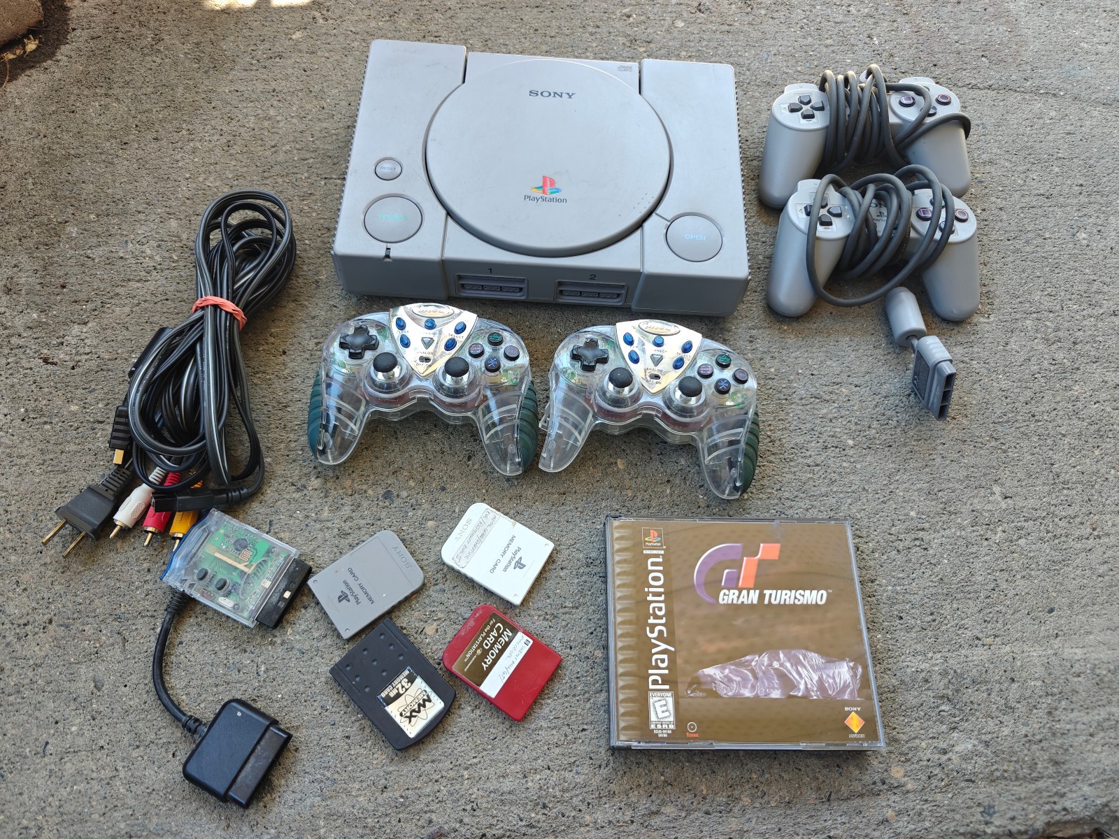 Sony PS1 SCPH-5501 Bundle – 4 Controllers (2 Wireless), 4 Memory Cards + 1 Game