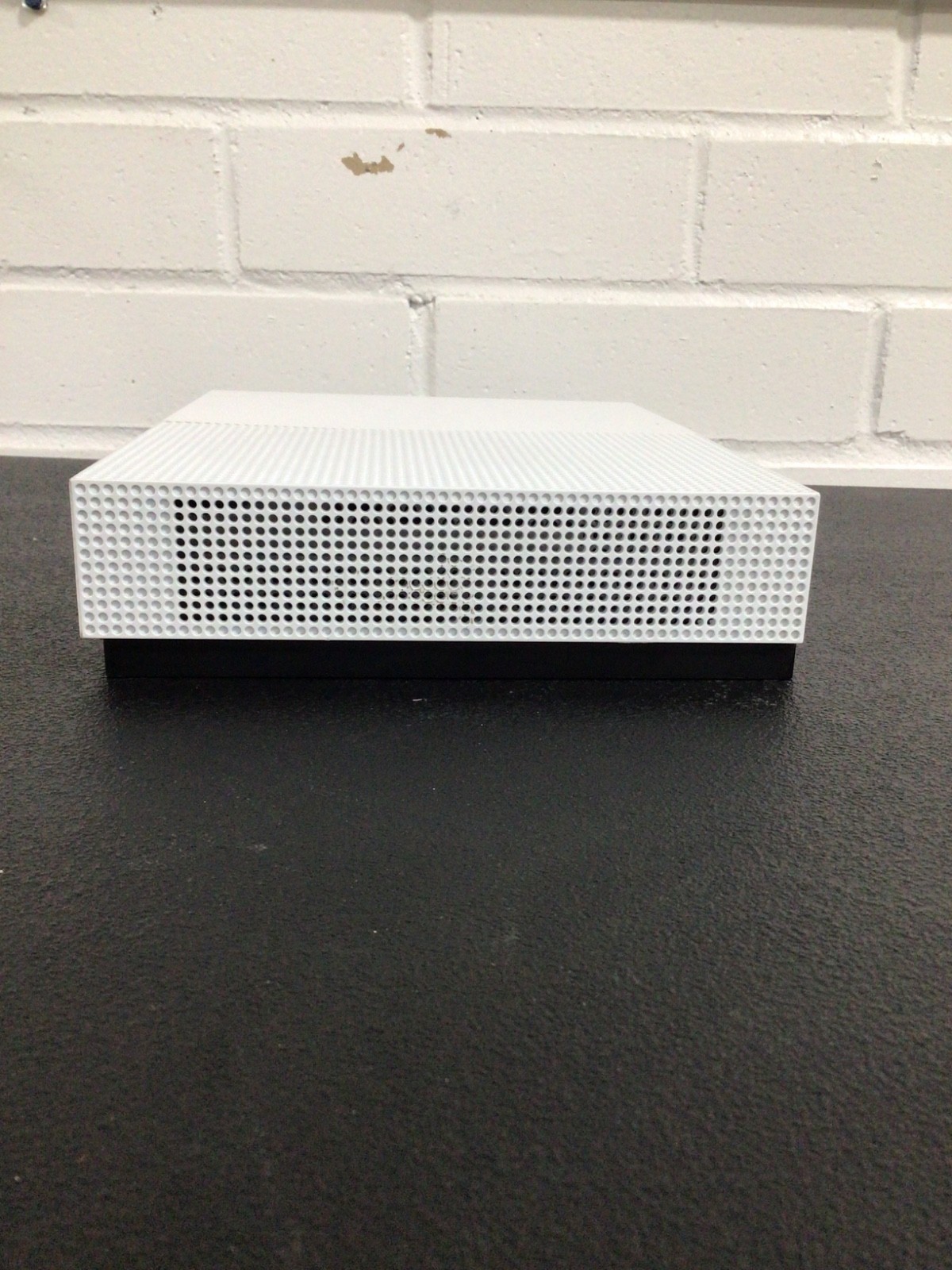 Microsoft Xbox One S All-Digital Edition – SN: 090018393816