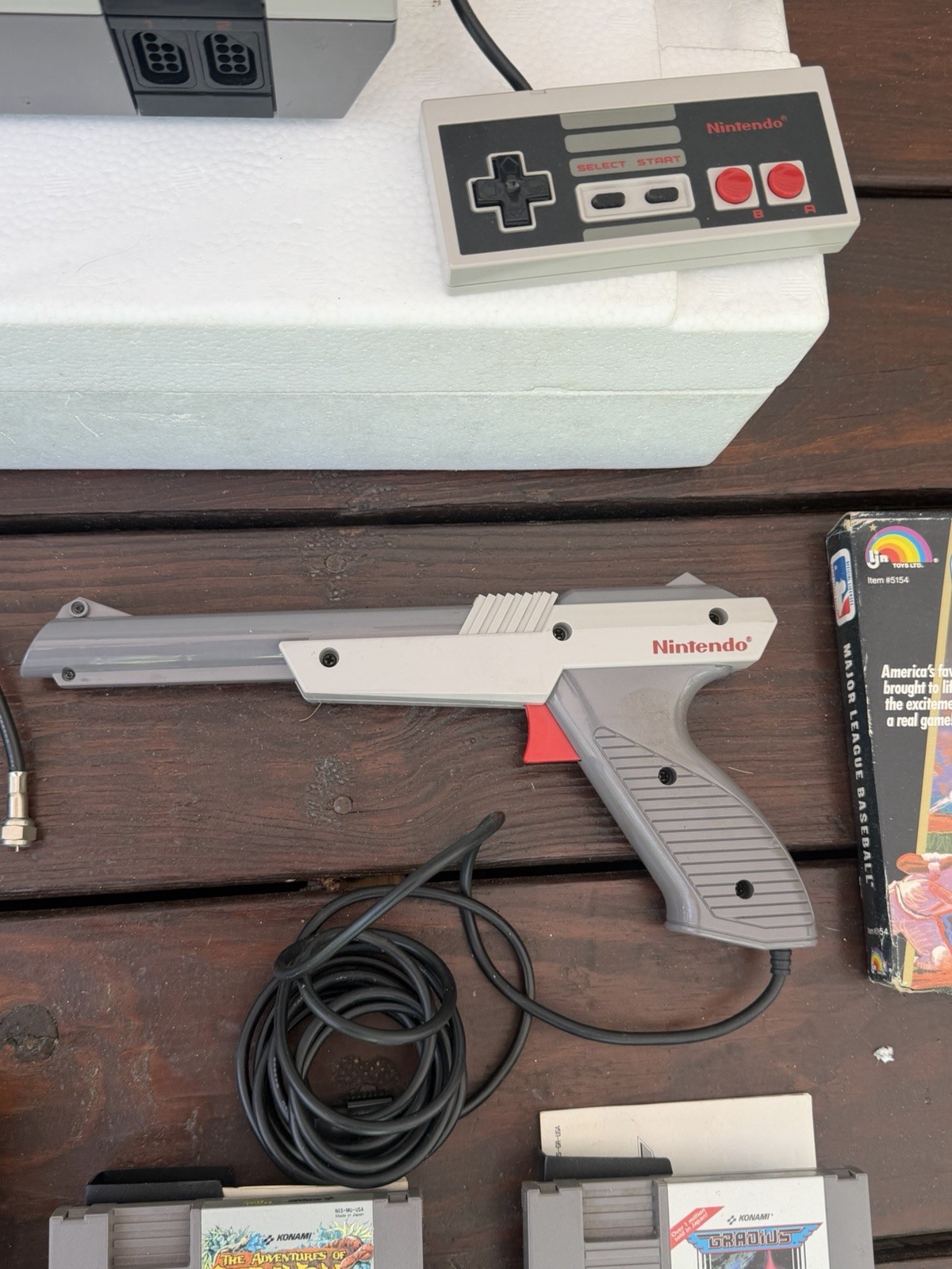1988 Nintendo NES Action Set Console w/ Box-Controllers-Gun-Adv Remote & 7 Games