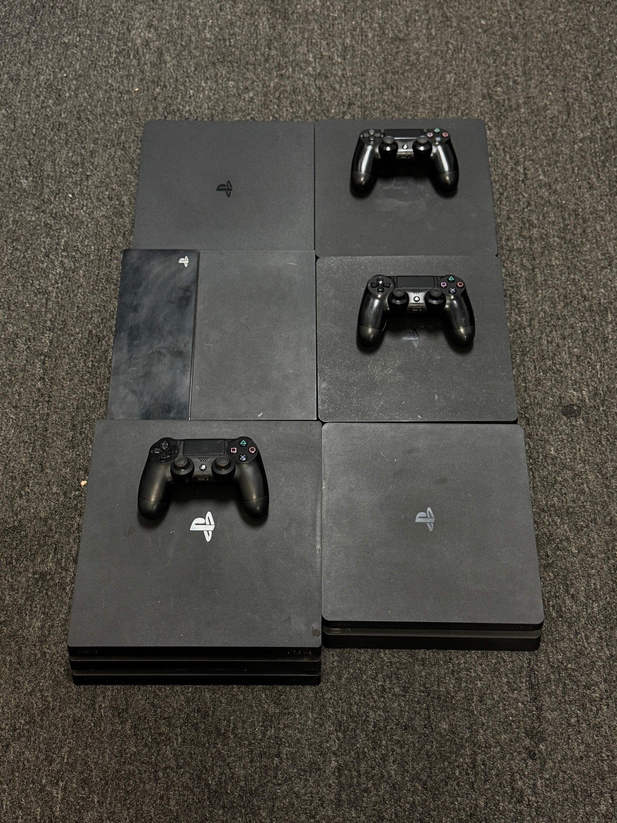 Lot of 6 Sony Playstation PS4 and PS4 Pro with 3 Controller – 5xPS4, 1xPS4 Pro