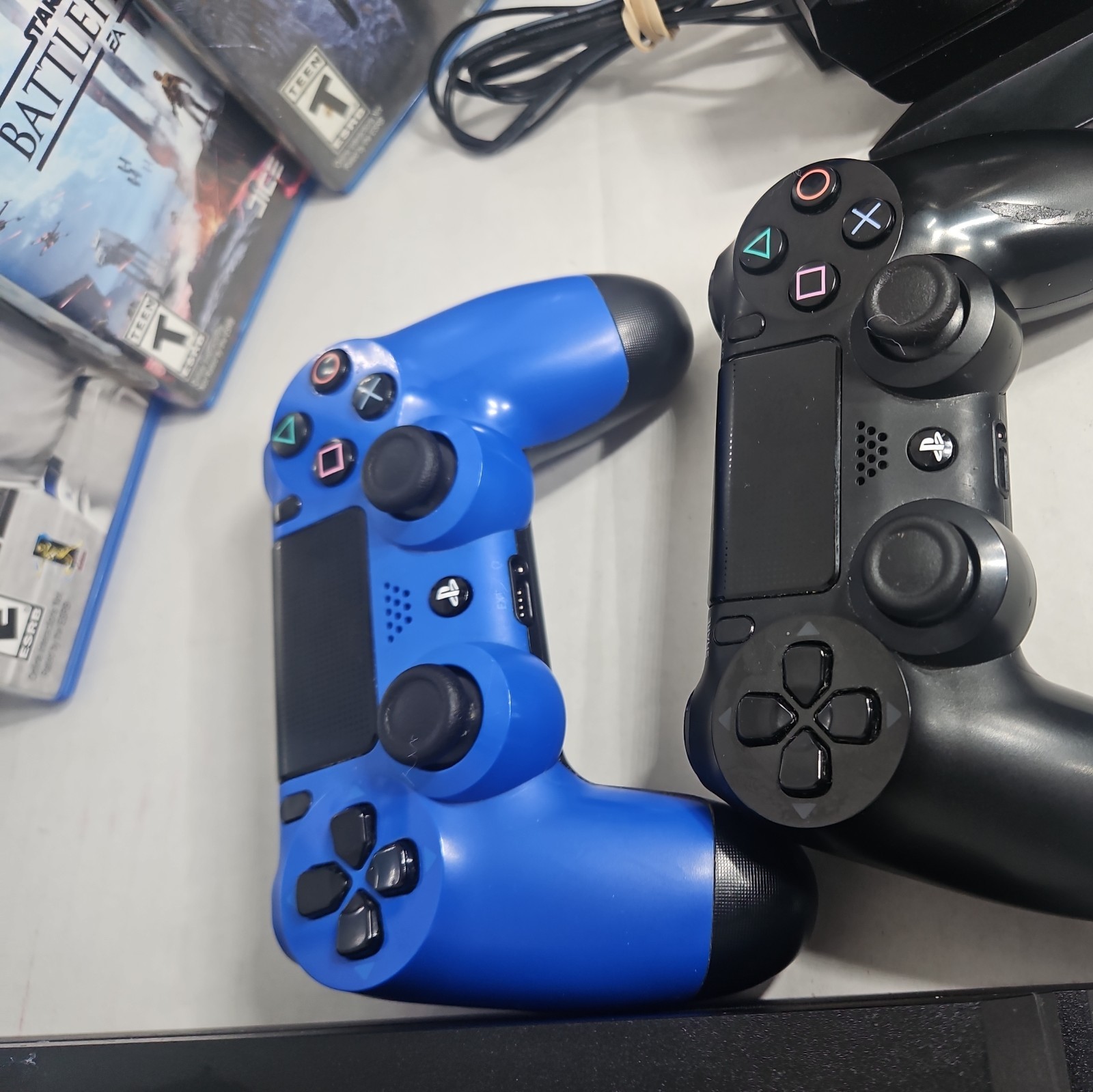 SONY PLAYSTATION 4 JET BLACK CONSOLE WITH 2 CONTROLLERS & 4 GAMES 500GB