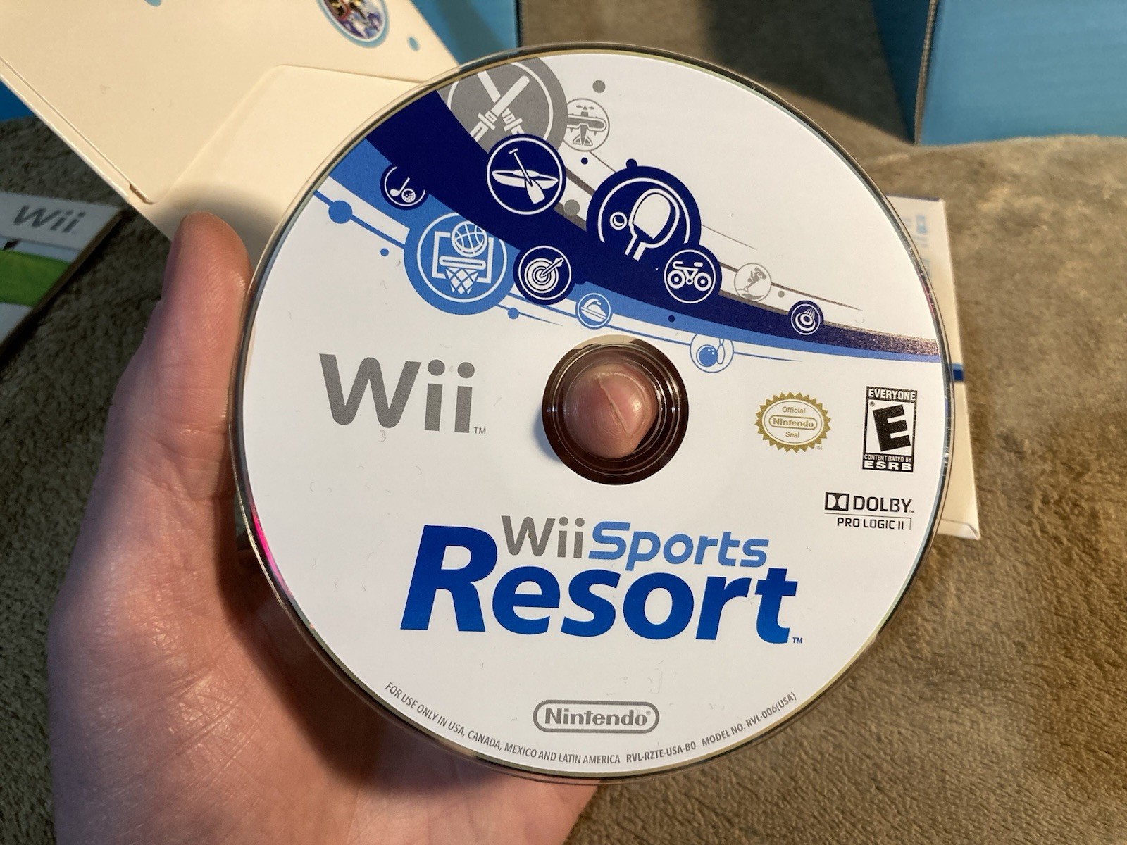 Nintendo Wii Console Wii Sports Resort Wii Remote Plus Bundle Black CIB Box