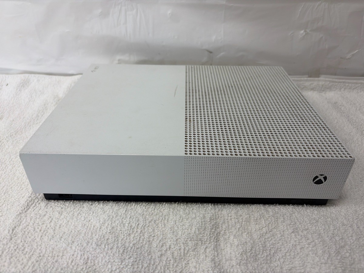 PRE OWNED MICROSOFT XBOX ONE S – CONSOLE – ALL-DIGITAL EDITION – 1TB (P23016500)