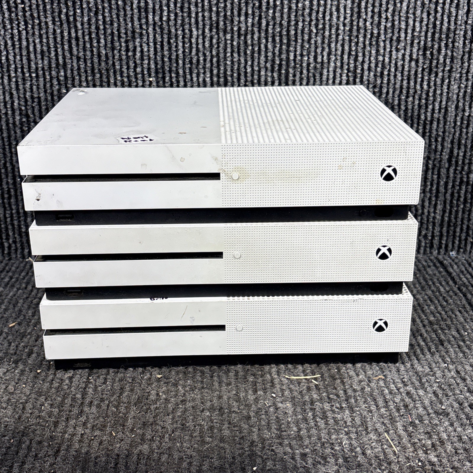 Microsoft Xbox One S 1681 500GB White Console Bundle – Bad Disc Drive For Parts