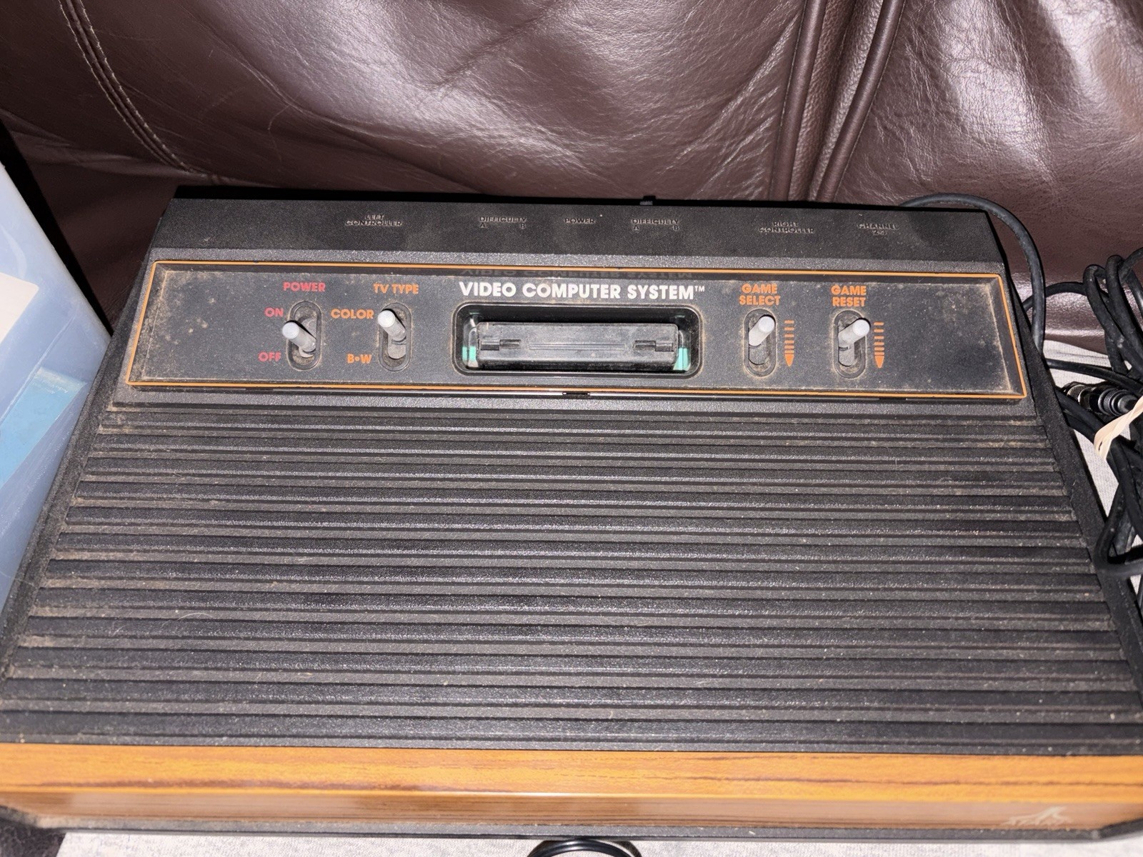 ATARI 2600 WOODY 4 SWITCH CONSOLE JOYSTICKS 25 GAMES VID-TARI HOLDER